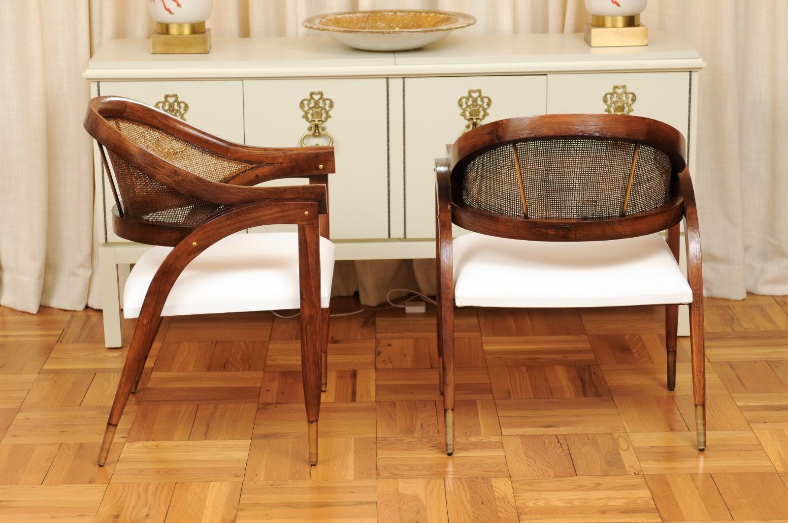 Superbe paire de chaises de capitaine restaurées en teck et cannage, restaurées sur mesure en vente 2