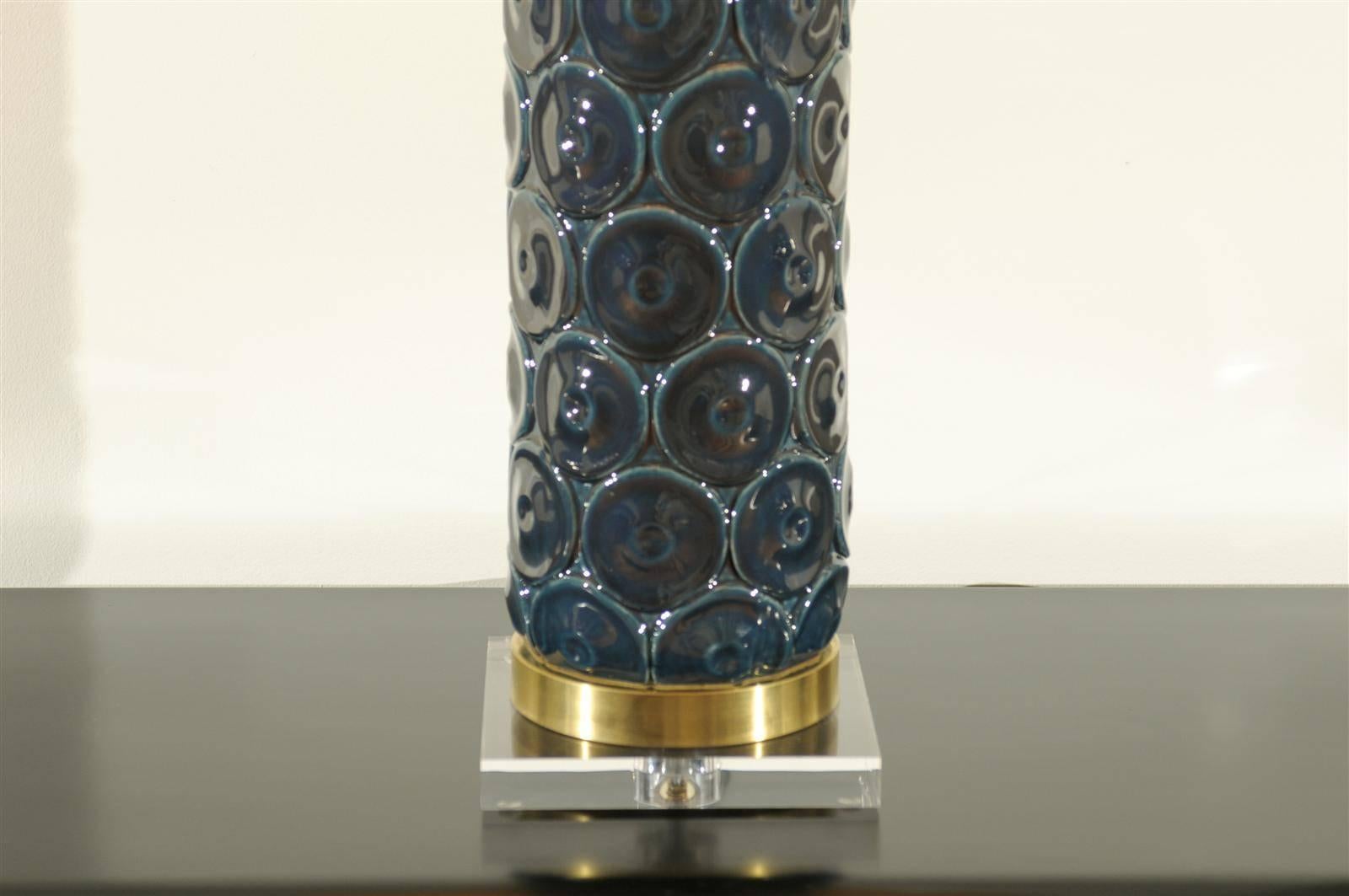 Wunderschönes restauriertes Paar Vintage-Lampen aus Keramik:: Messing und Lucit:: um 1970 (Ende des 20. Jahrhunderts) im Angebot