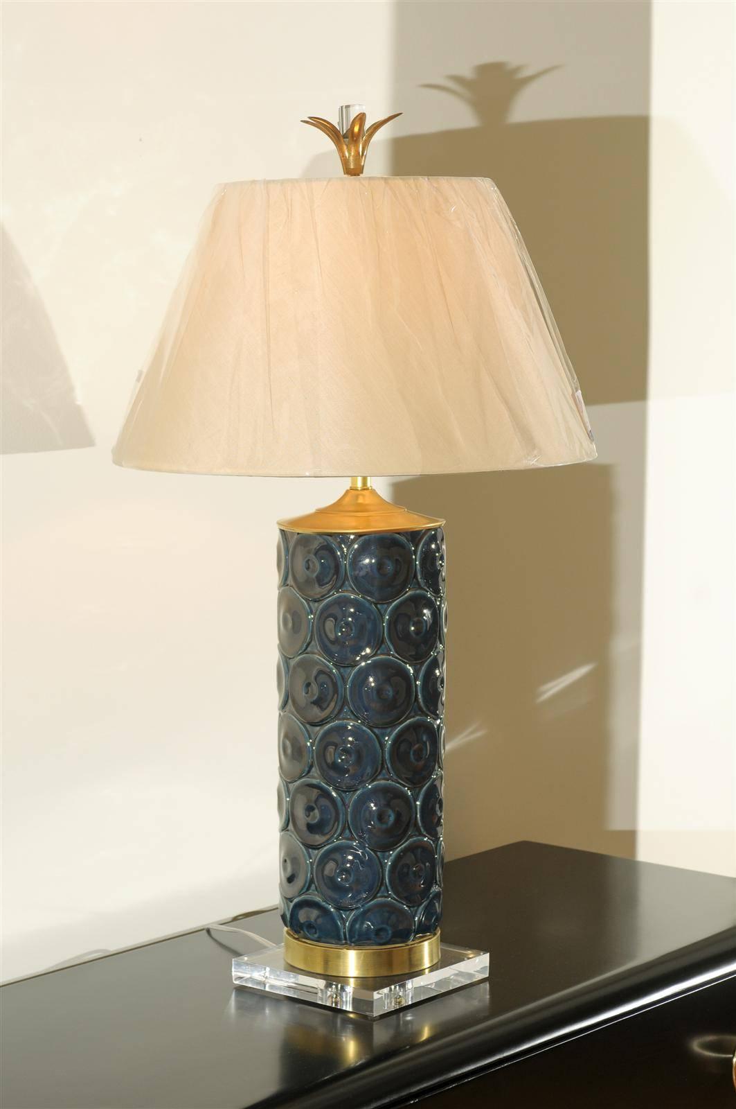 Wunderschönes restauriertes Paar Vintage-Lampen aus Keramik:: Messing und Lucit:: um 1970 im Angebot 3