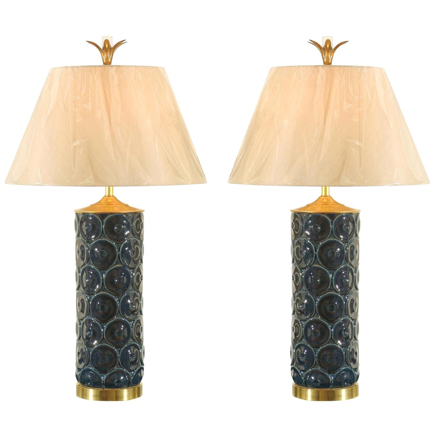 Splendida coppia restaurata di lampade vintage in ceramica, ottone e lucite, circa 1970