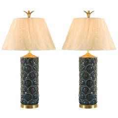 Splendida coppia restaurata di lampade vintage in ceramica, ottone e lucite, circa 1970