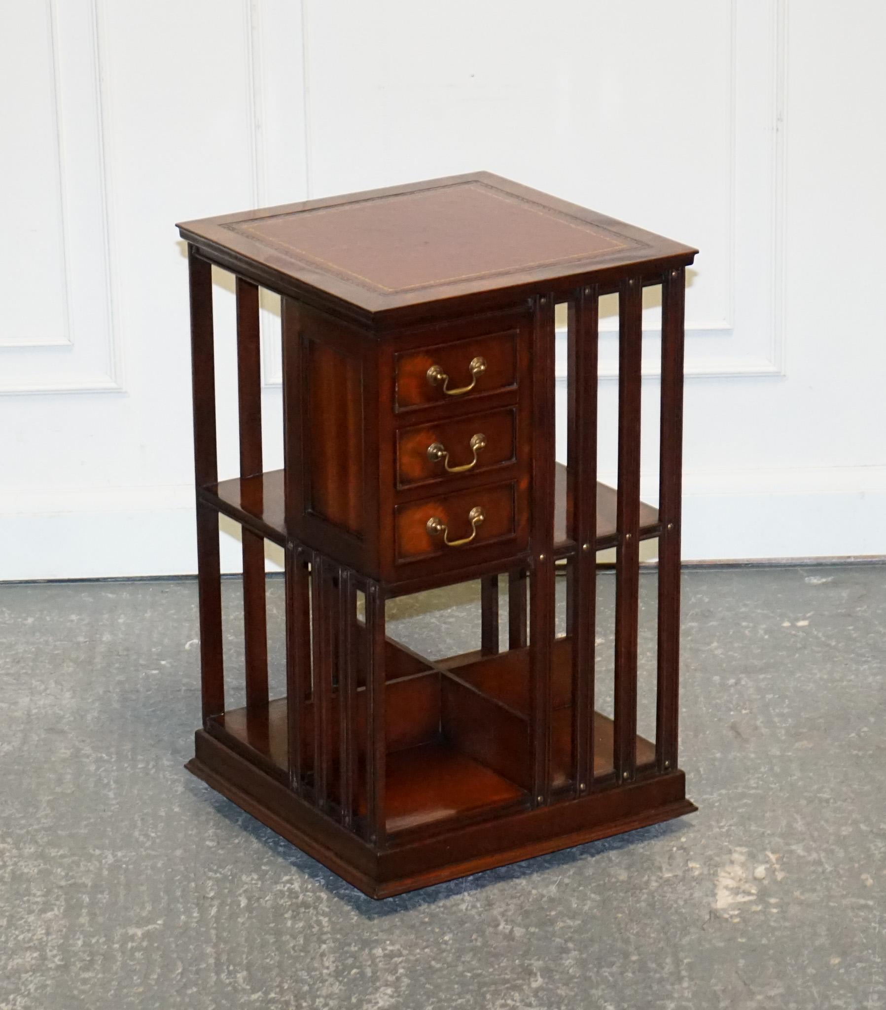 Antiquariato di Londra



Siamo lieti di offrire in vendita questo splendido tavolino con libreria girevole intarsiata Revival.

 È un'accattivante miscela di eleganza e funzionalità, caratterizzata da un ricco piano in pelle invecchiata marrone che