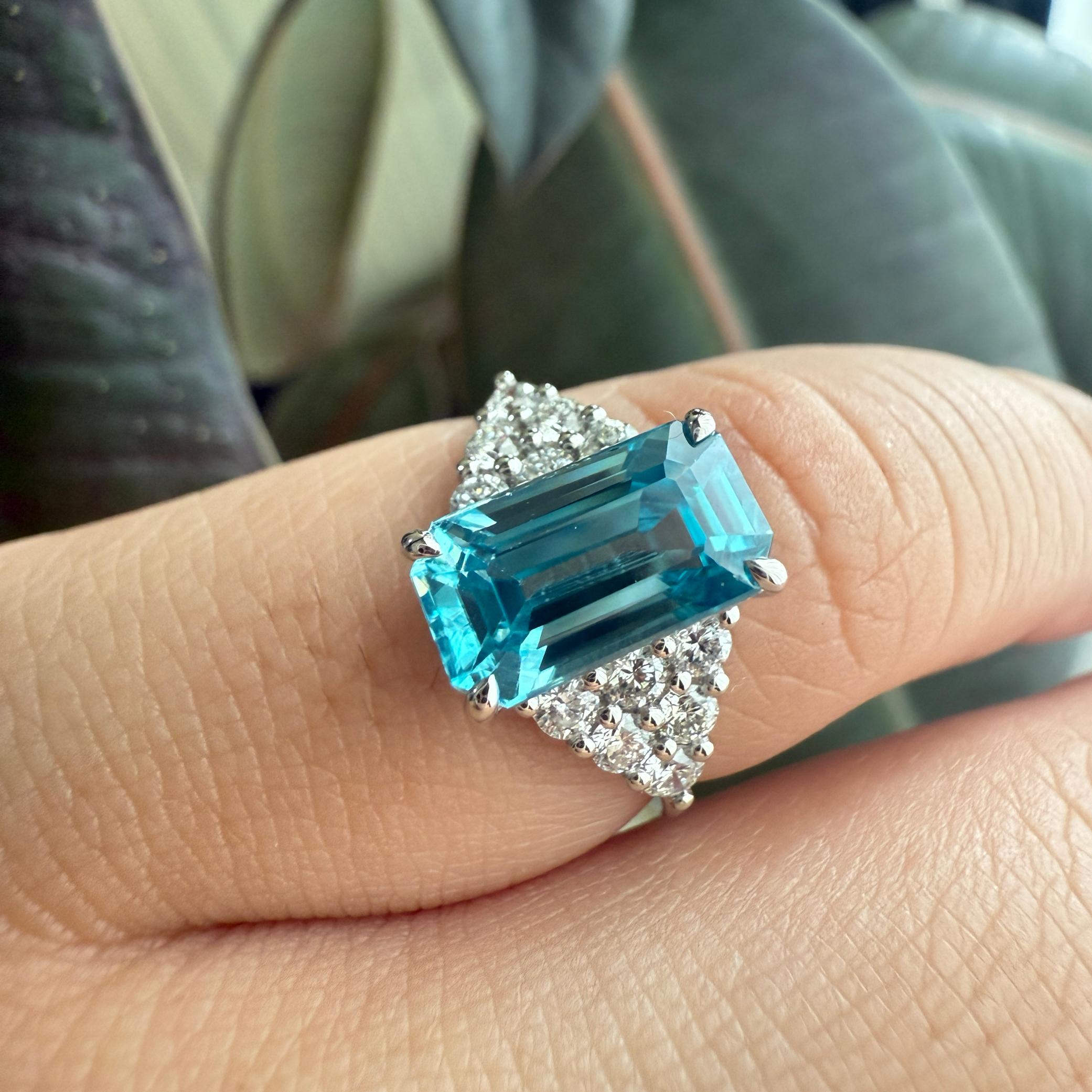 Stunning Rich Blue Natural Zircon Platinum 950 Ring with Natural Diamonds In New Condition For Sale In ประเวศ, TH