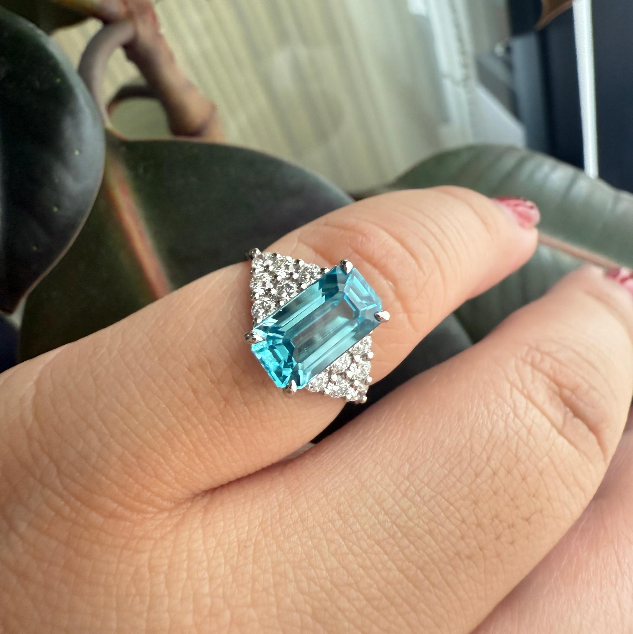 Women's Stunning Rich Blue Natural Zircon Platinum 950 Ring with Natural Diamonds For Sale