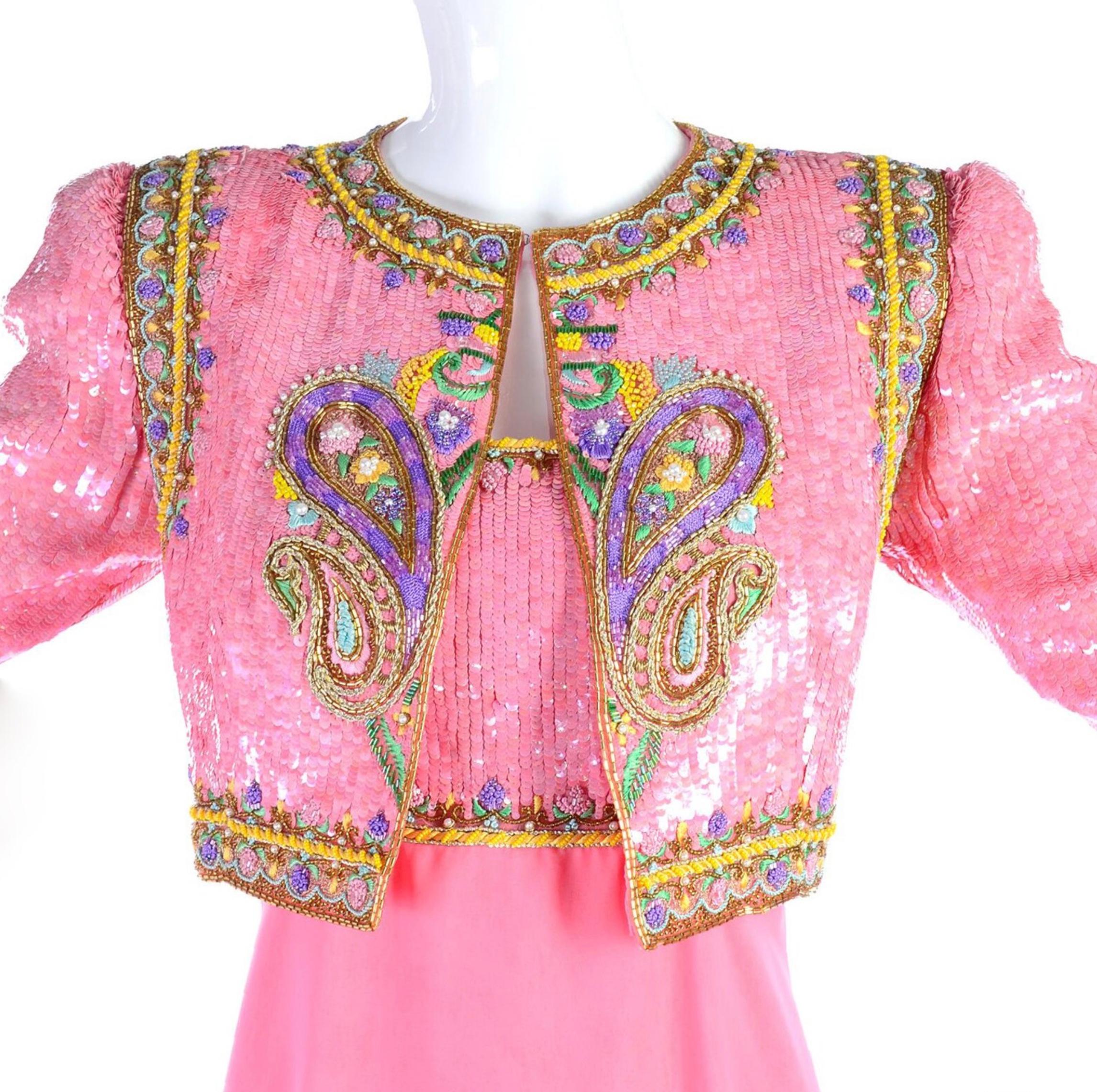 
Ein erstaunliches Kunstwerk!
1970er Jahre Glam handgefertigtes zweiteiliges Set aus Kleid + Kurzjacke. Das ist so unglaublich, einfach nur anzuschauen <3
Ein wunderschönes Midi-Kleid aus rosa Chiffon mit Pailletten besetztem Mieder. Sie wird mit