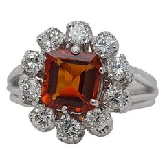 Impresionante Anillo con una Gran Piedra de Citrino Rodeada de Diamantes