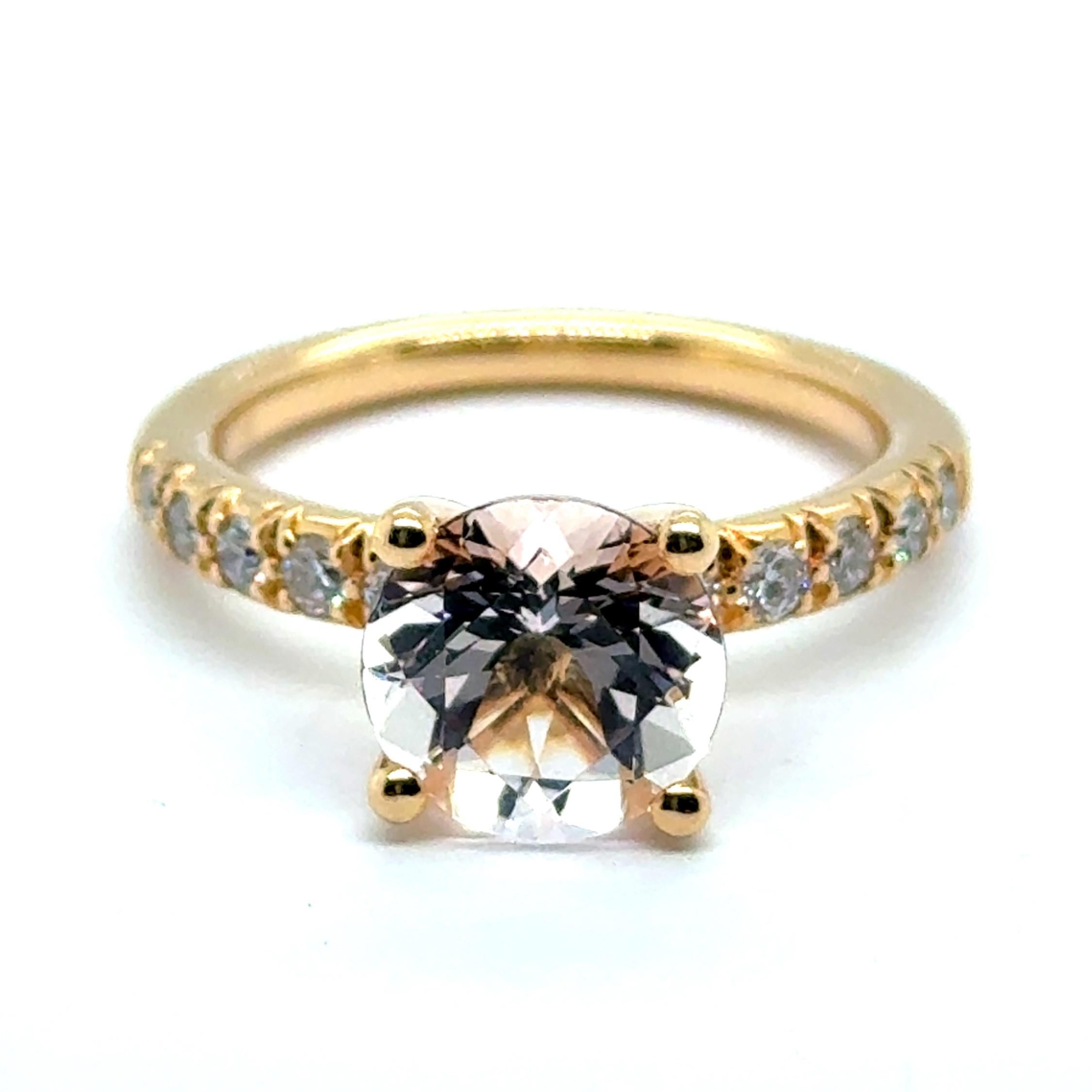 Un anello con morganite e diamanti del marchio svizzero Lohri cattura l'essenza dell'eleganza senza tempo.

Questo anello, realizzato in oro rosso 18 carati, mette in risalto una morganite di 2,60 carati con taglio brillante, splendidamente