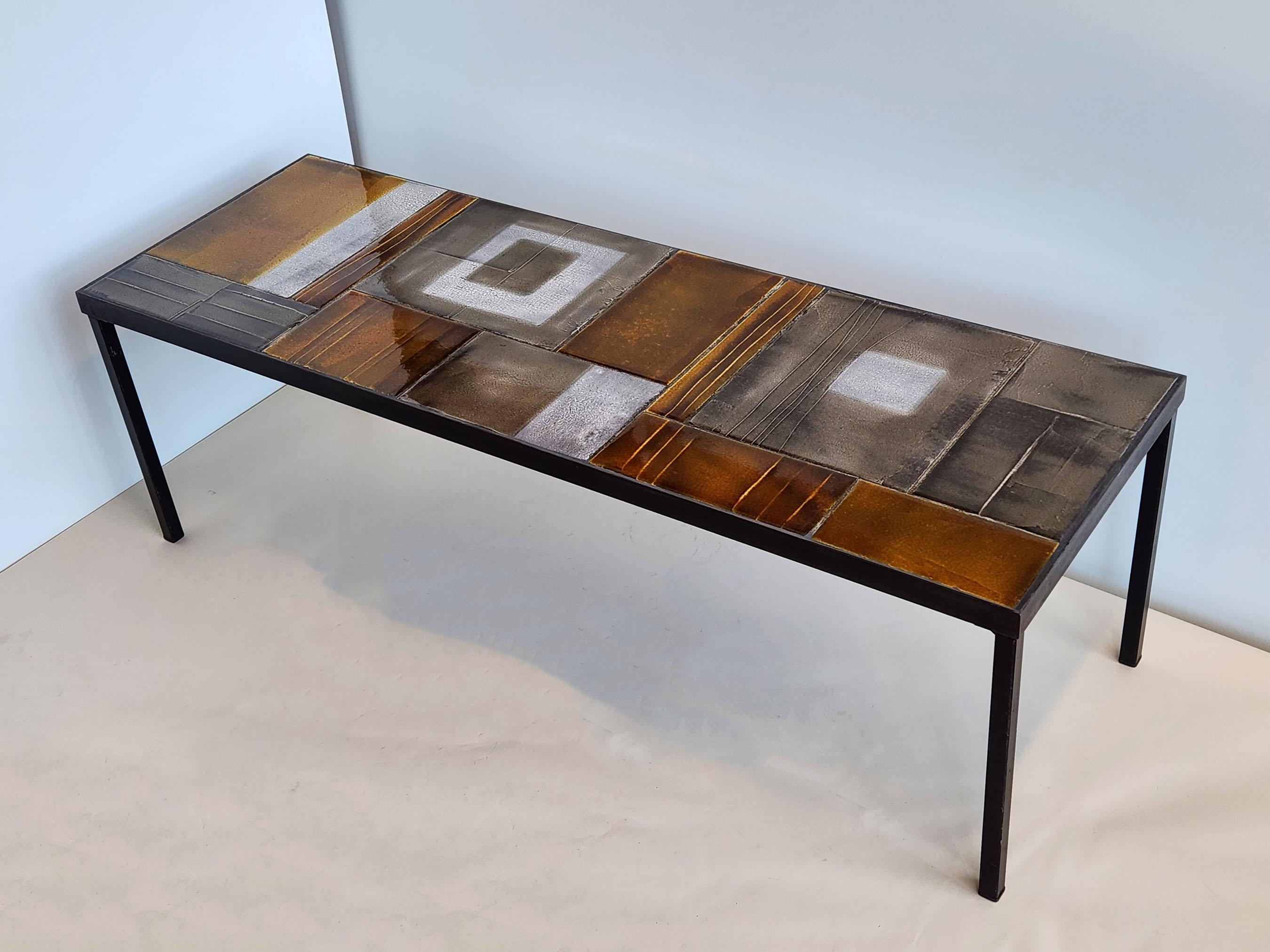 Looking for a spectacular ceramic coffee table! Look no further.

Ceramic top with pleasing modulations and contrasts between colors (Off-white, gray, amber and gold), textures (smooth, rough), linings (texture lines, designed lines and grout