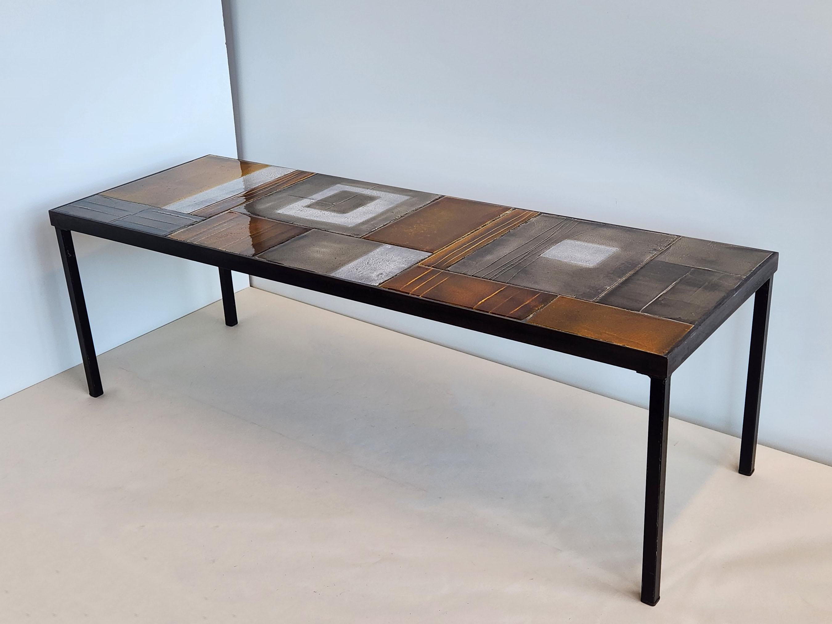 Mid-Century Modern Superbe table basse en céramique avec carreaux de lave et cadre en métal, Roger Capron, 1970 en vente