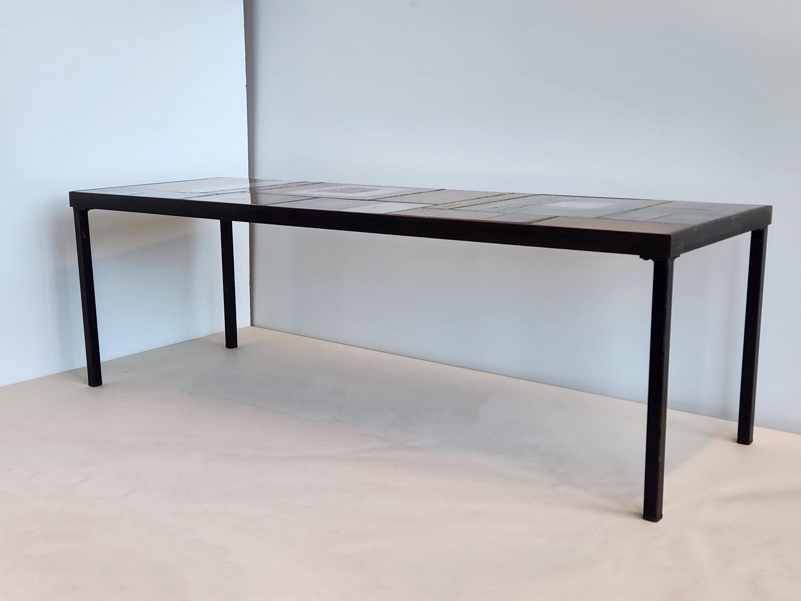 Français Superbe table basse en céramique avec carreaux de lave et cadre en métal, Roger Capron, 1970 en vente