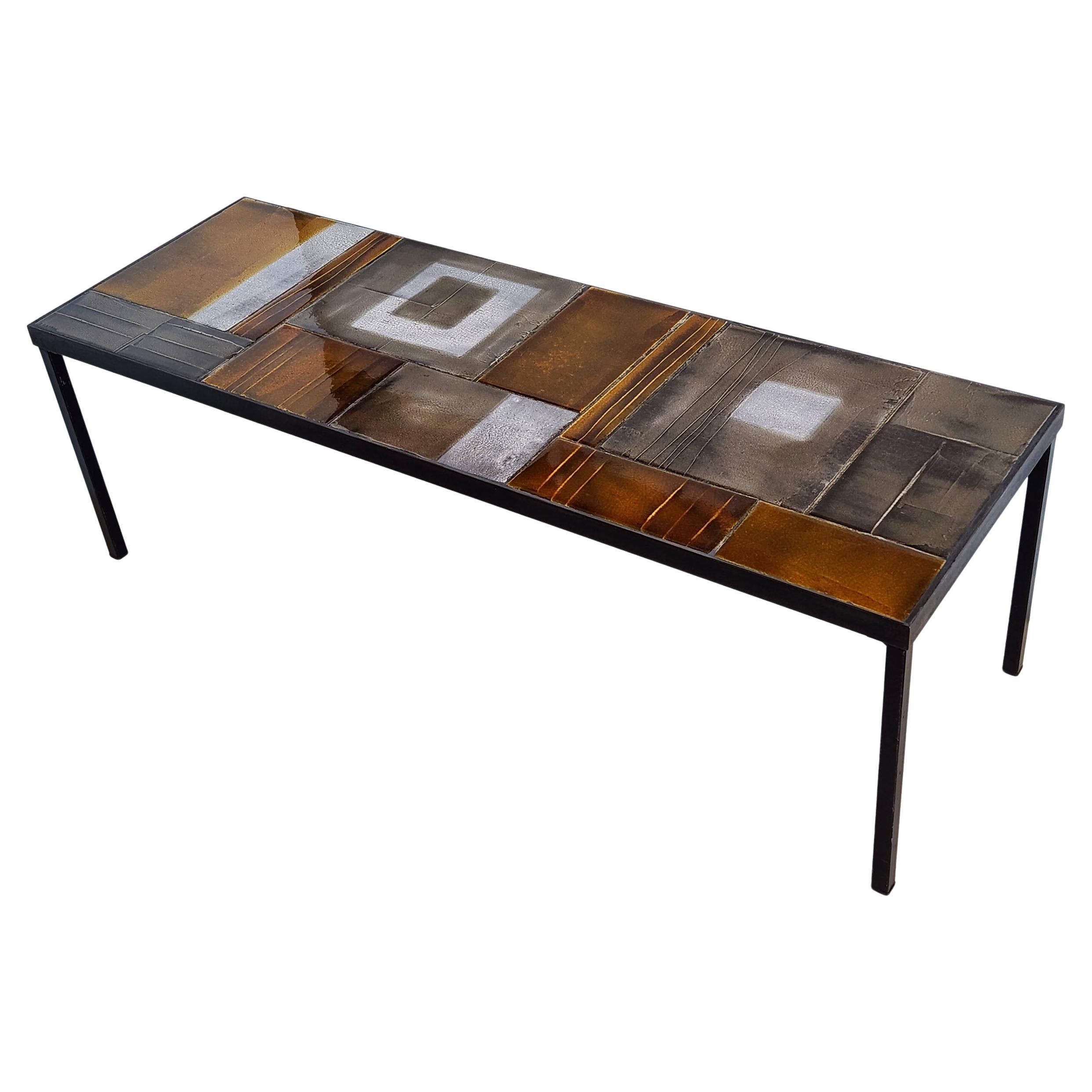 Superbe table basse en céramique avec carreaux de lave et cadre en métal, Roger Capron, 1970