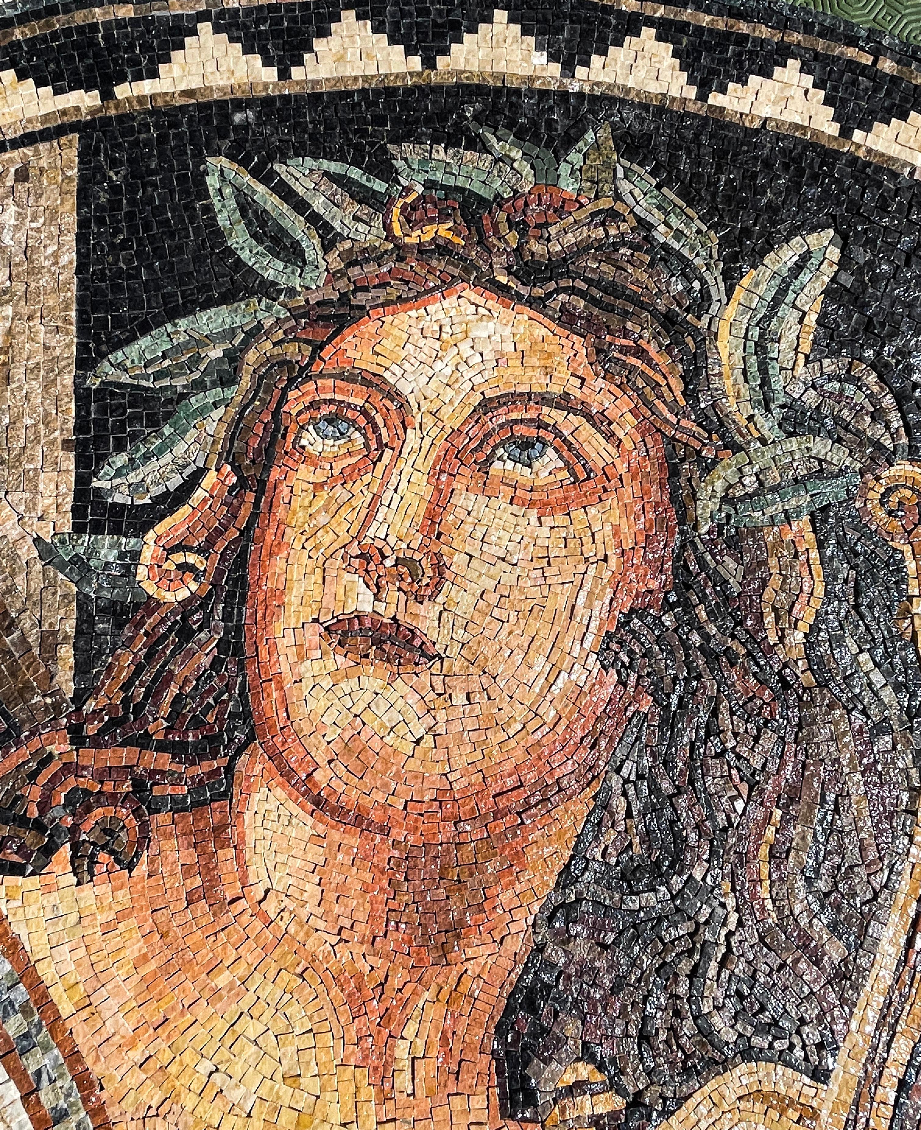 Atemberaubender römischer Mosaikstil, Harfe spielende Göttin, um 1950. Dieses atemberaubende Mosaik stellt eine Göttin dar, die den harten spielt. Es ist schwer zu datieren, aber es sieht aus, als ob es eine Arbeit aus der Mitte des Jahrhunderts
