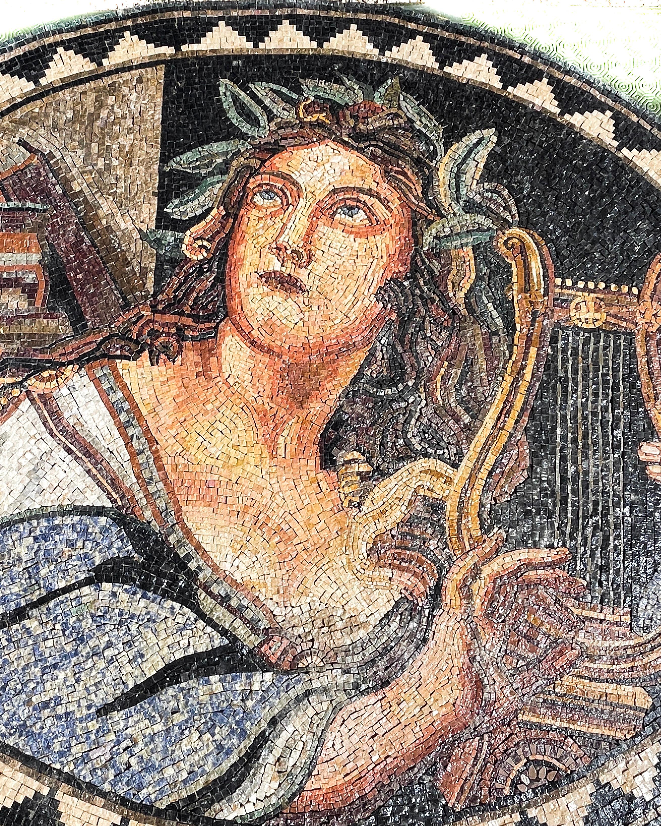 Atemberaubender römischer Mosaikstil, Harfe spielende Göttin, um 1950. (Griechisch-römisch) im Angebot