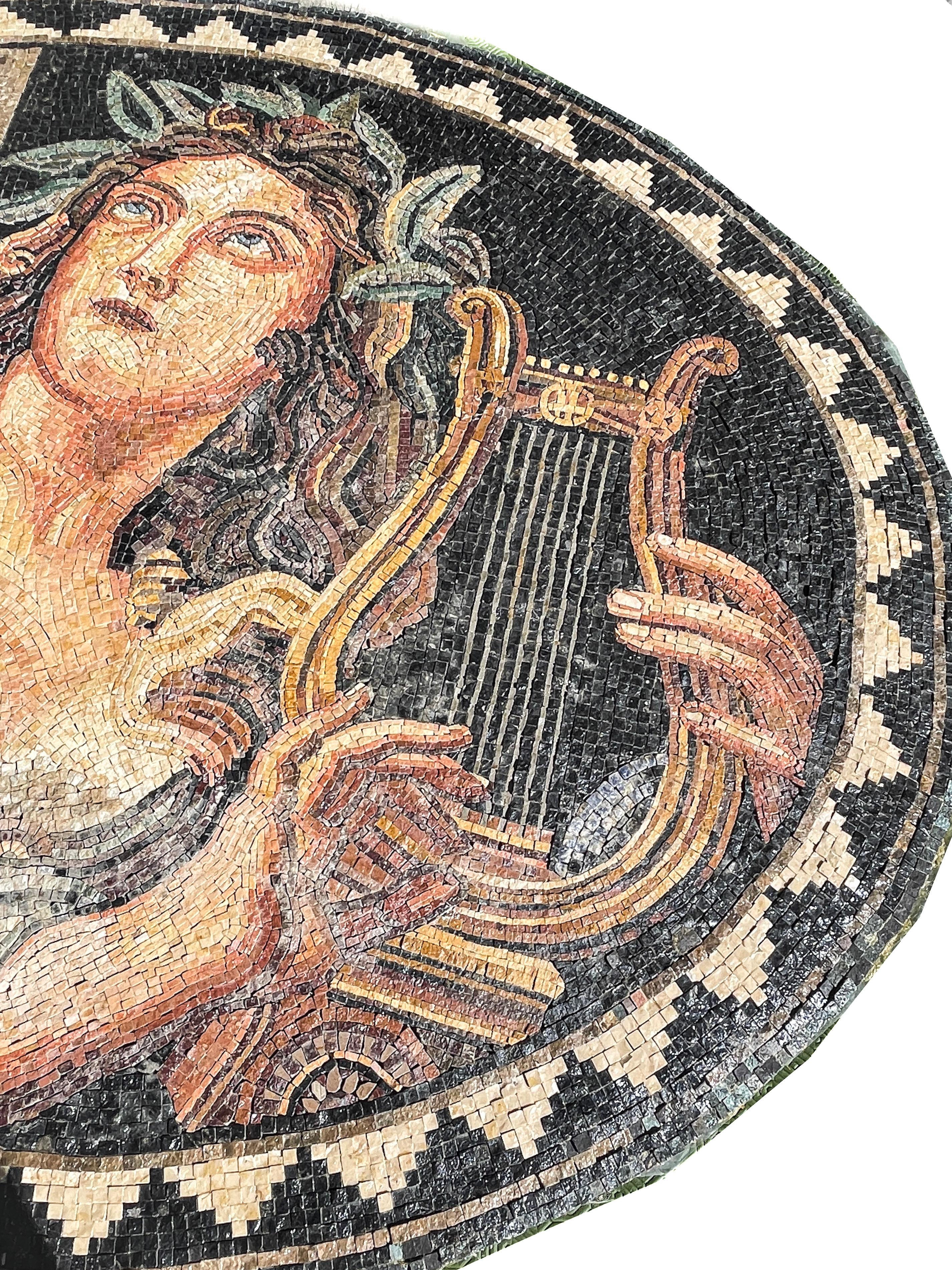 Atemberaubender römischer Mosaikstil, Harfe spielende Göttin, um 1950. (Mitte des 20. Jahrhunderts) im Angebot