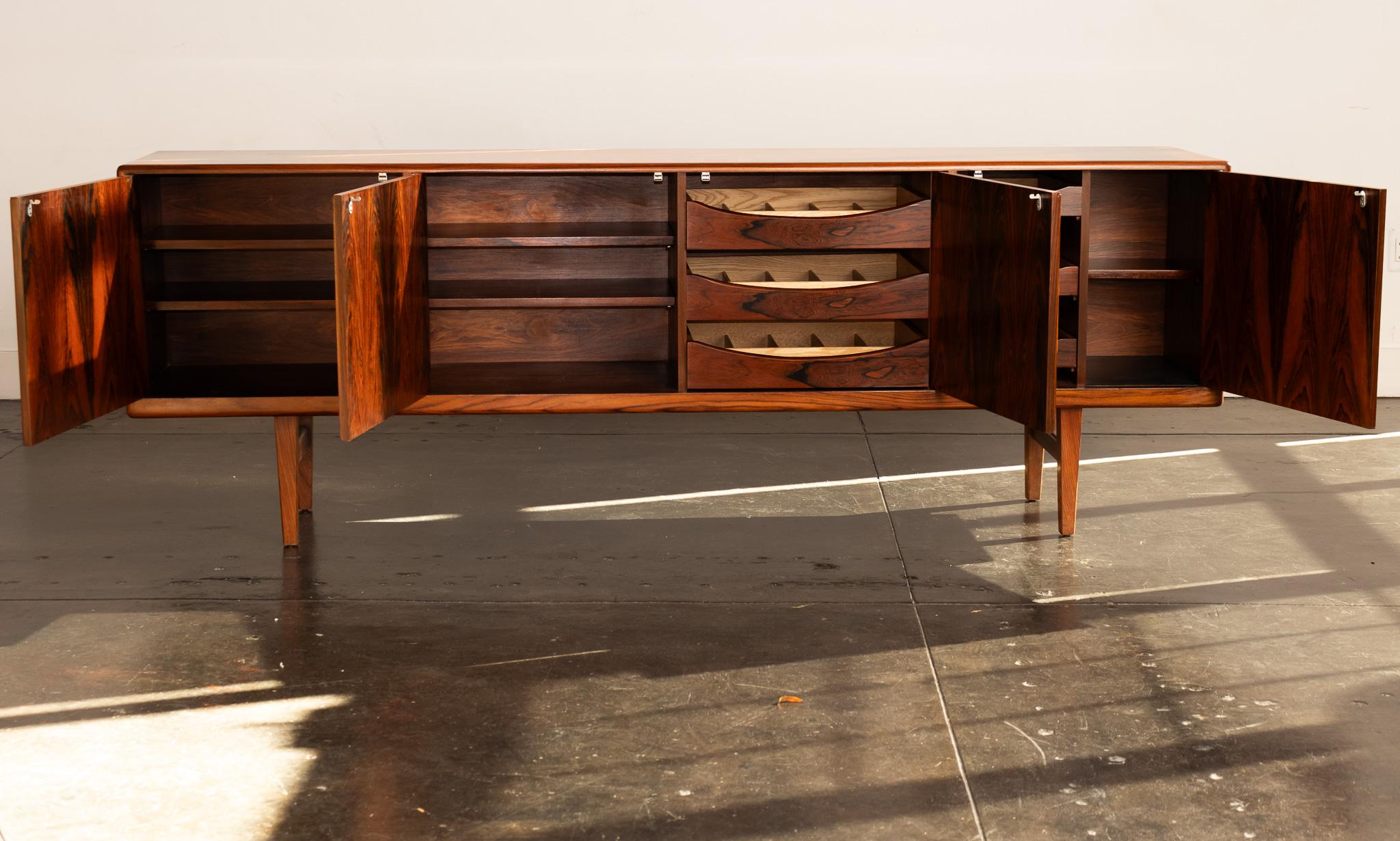 Mid-20th Century Stunning Rosewood Credenza by Robert Heritage, England 1960s