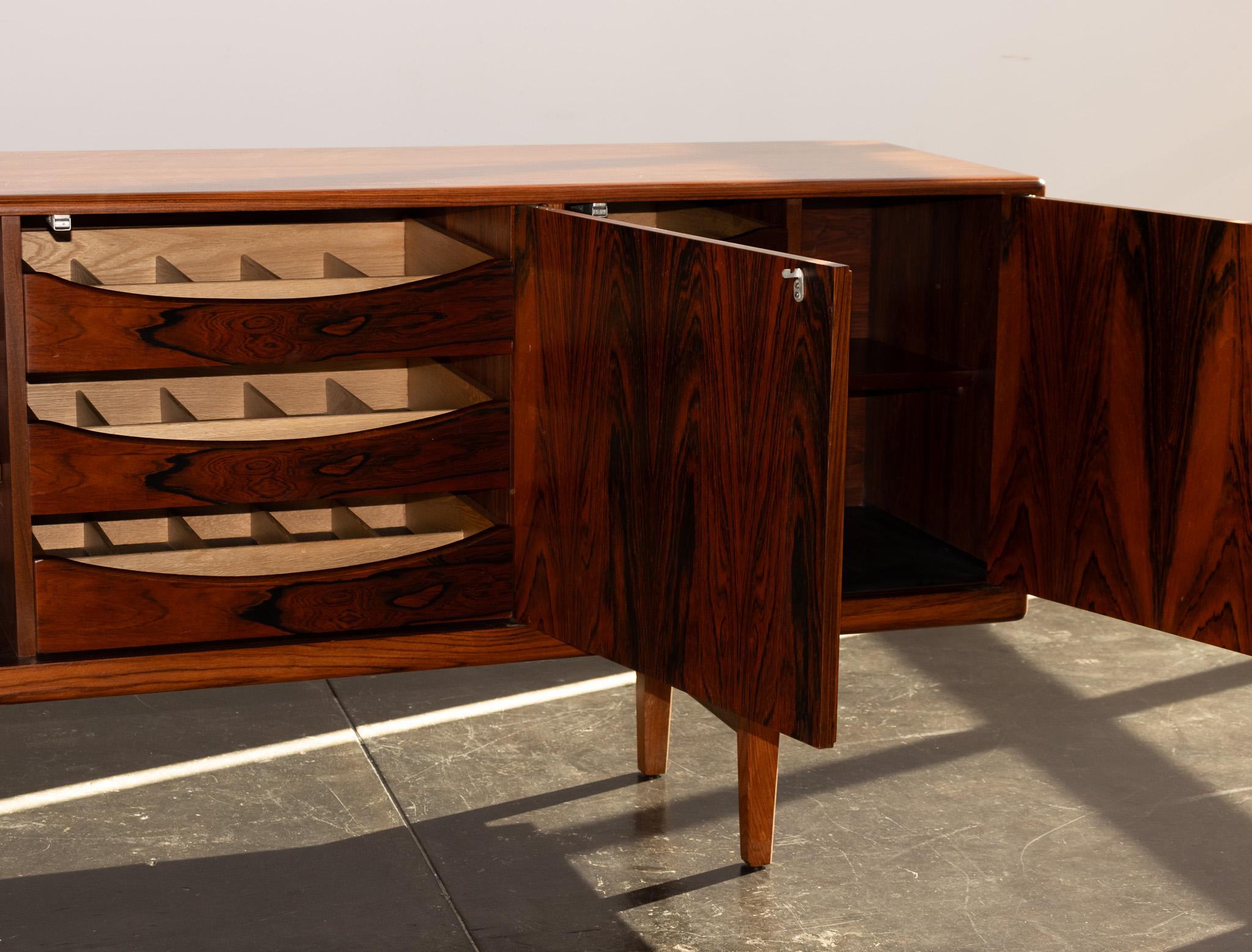 Stunning Rosewood Credenza by Robert Heritage, England 1960s 2