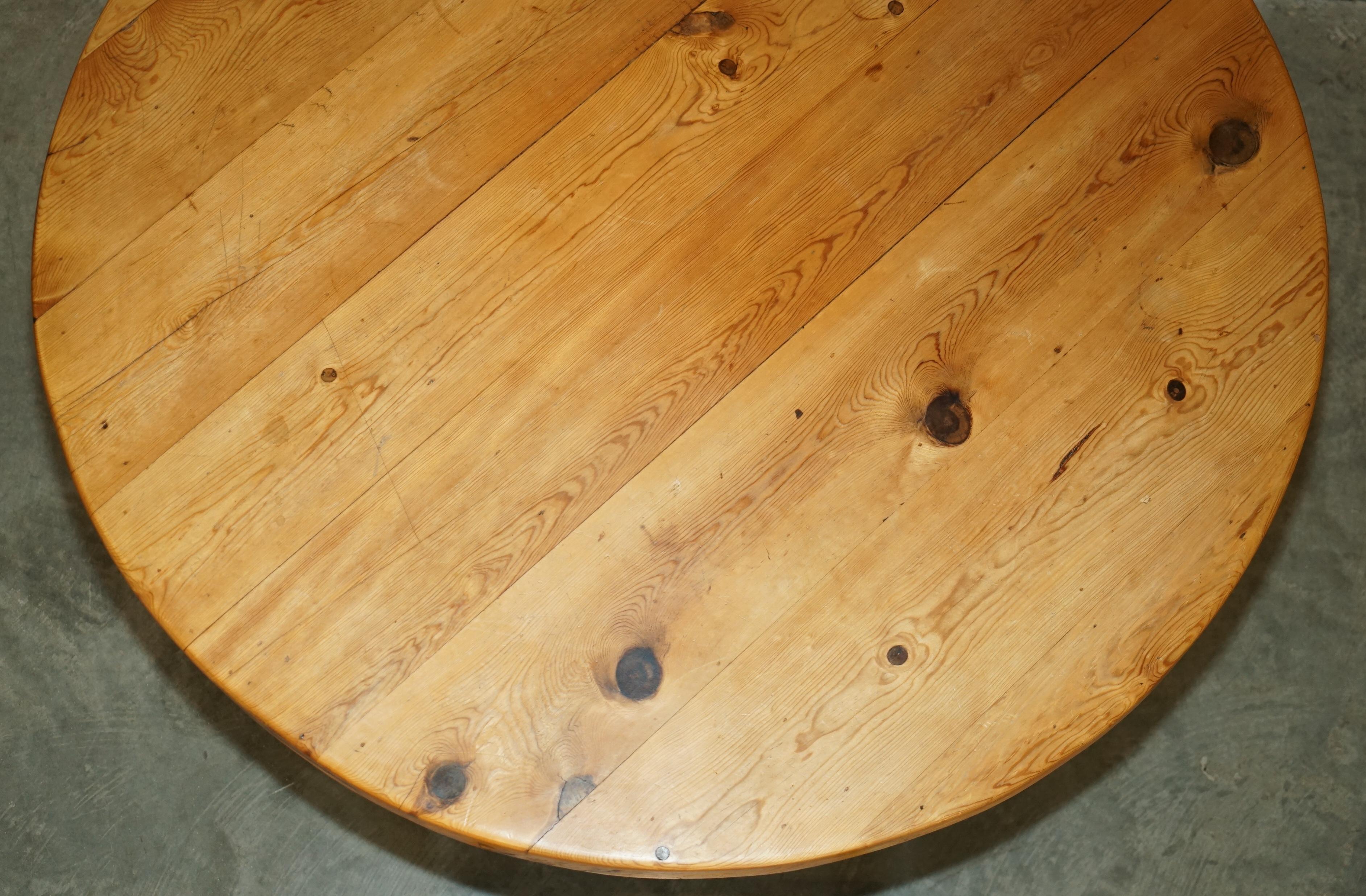 STUNNING ROUND CIRCA 1940's PITCH PINE DINING TABLE WITH THICK PEDESTAL BASE For Sale 2