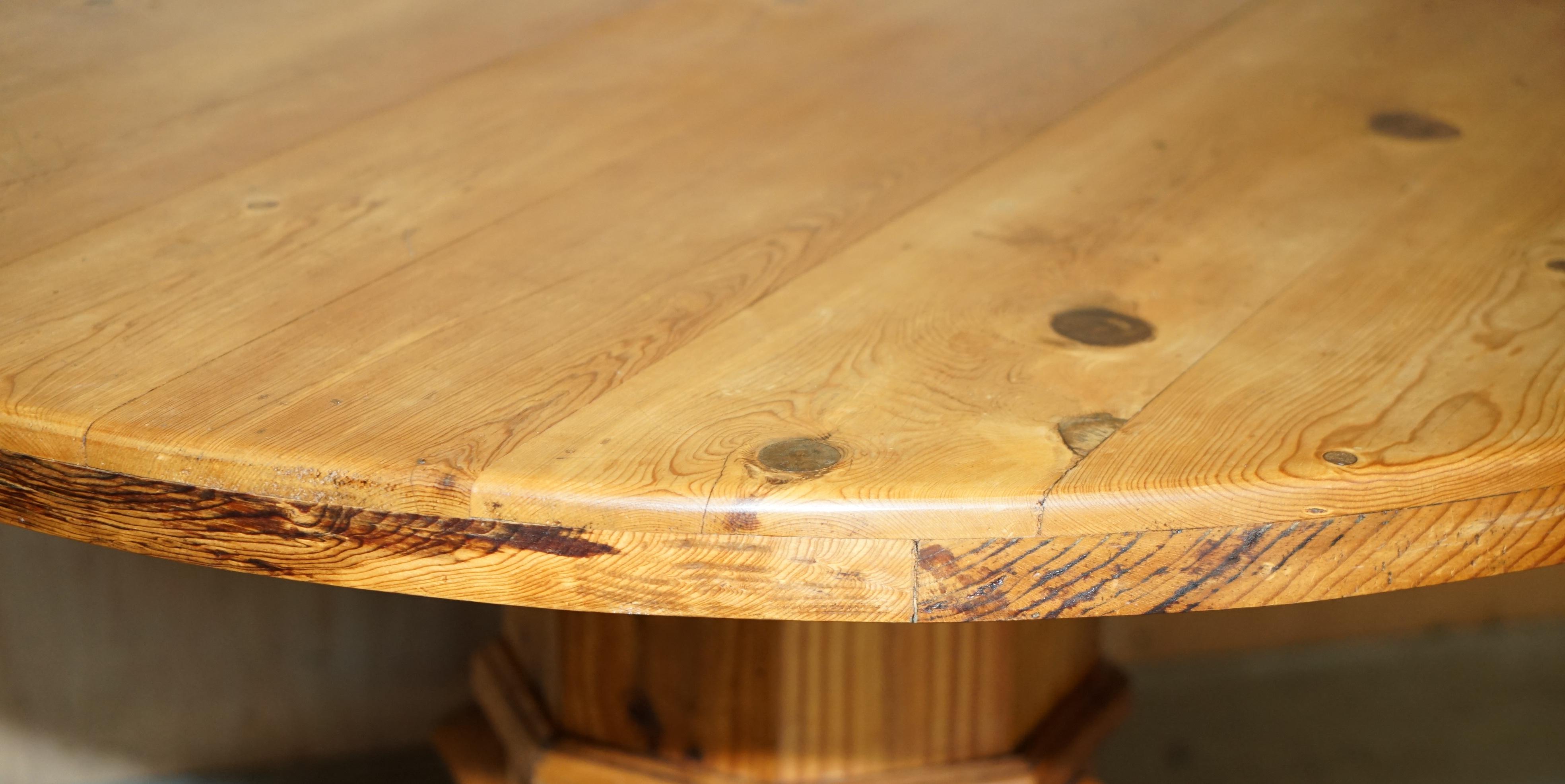 STUNNING ROUND CIRCA 1940's PITCH PINE DINING TABLE WITH THICK PEDESTAL BASE For Sale 3
