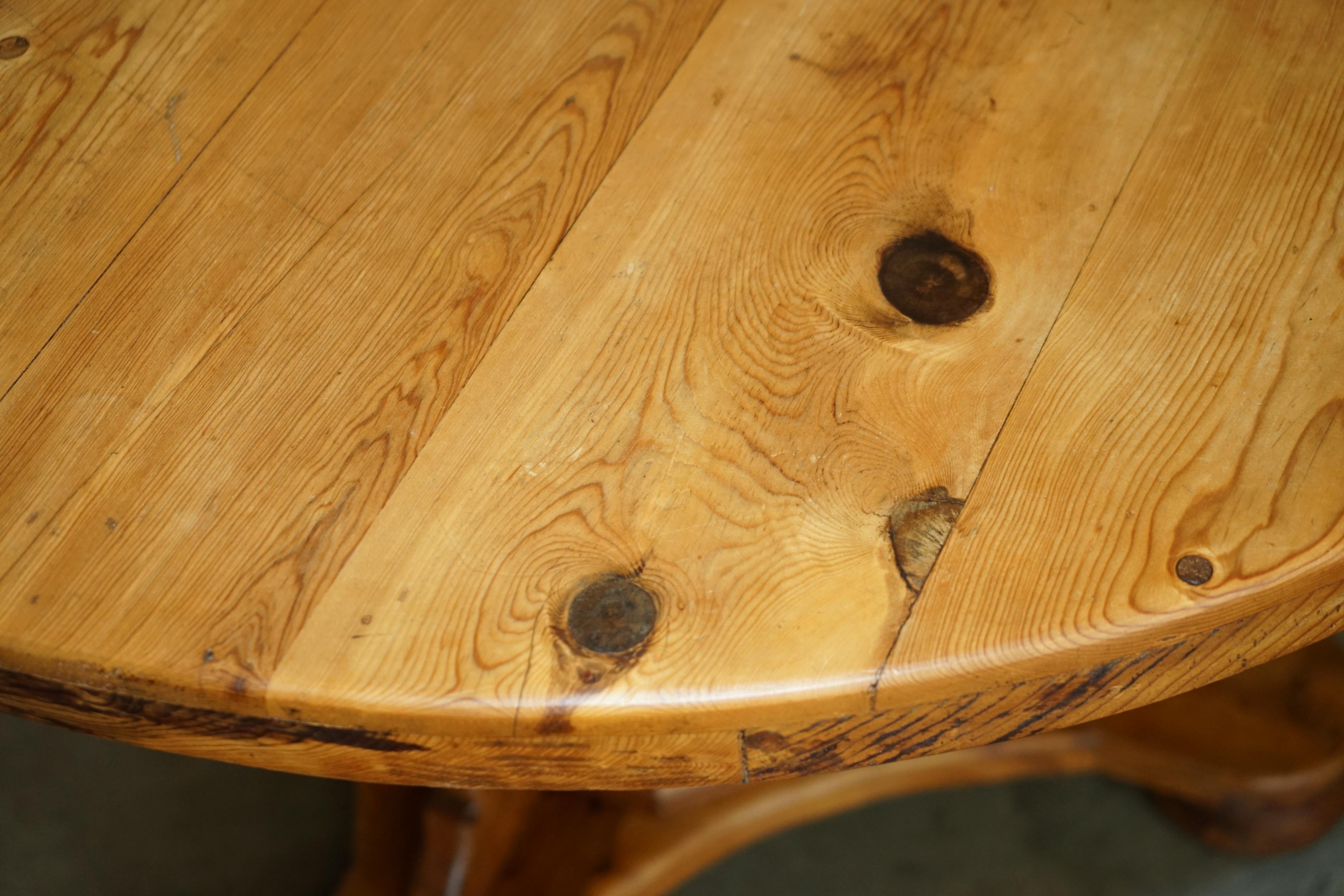 STUNNING ROUND CIRCA 1940's PITCH PINE DINING TABLE WITH THICK PEDESTAL BASE For Sale 4