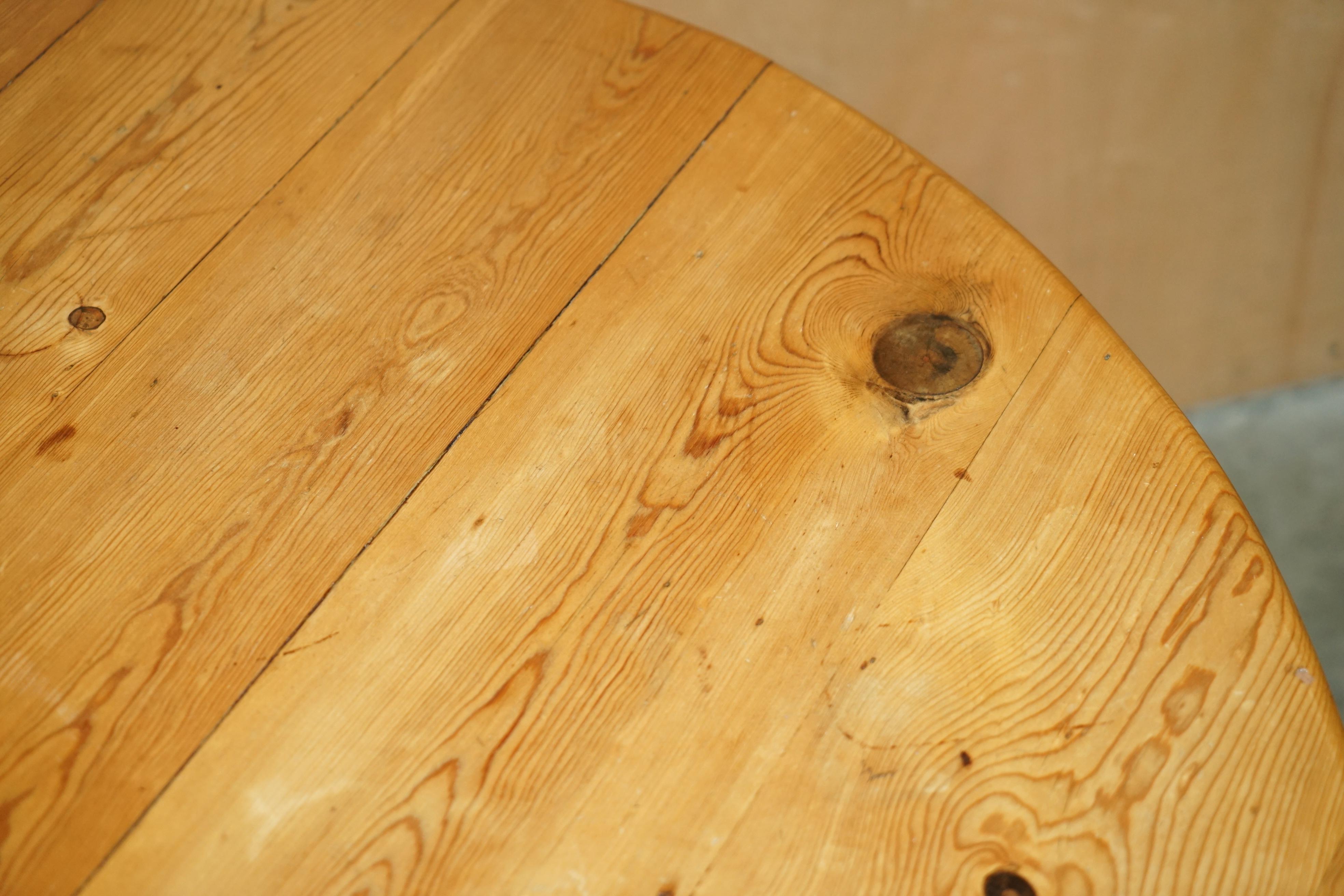 STUNNING ROUND CIRCA 1940's PITCH PINE DINING TABLE WITH THICK PEDESTAL BASE For Sale 5