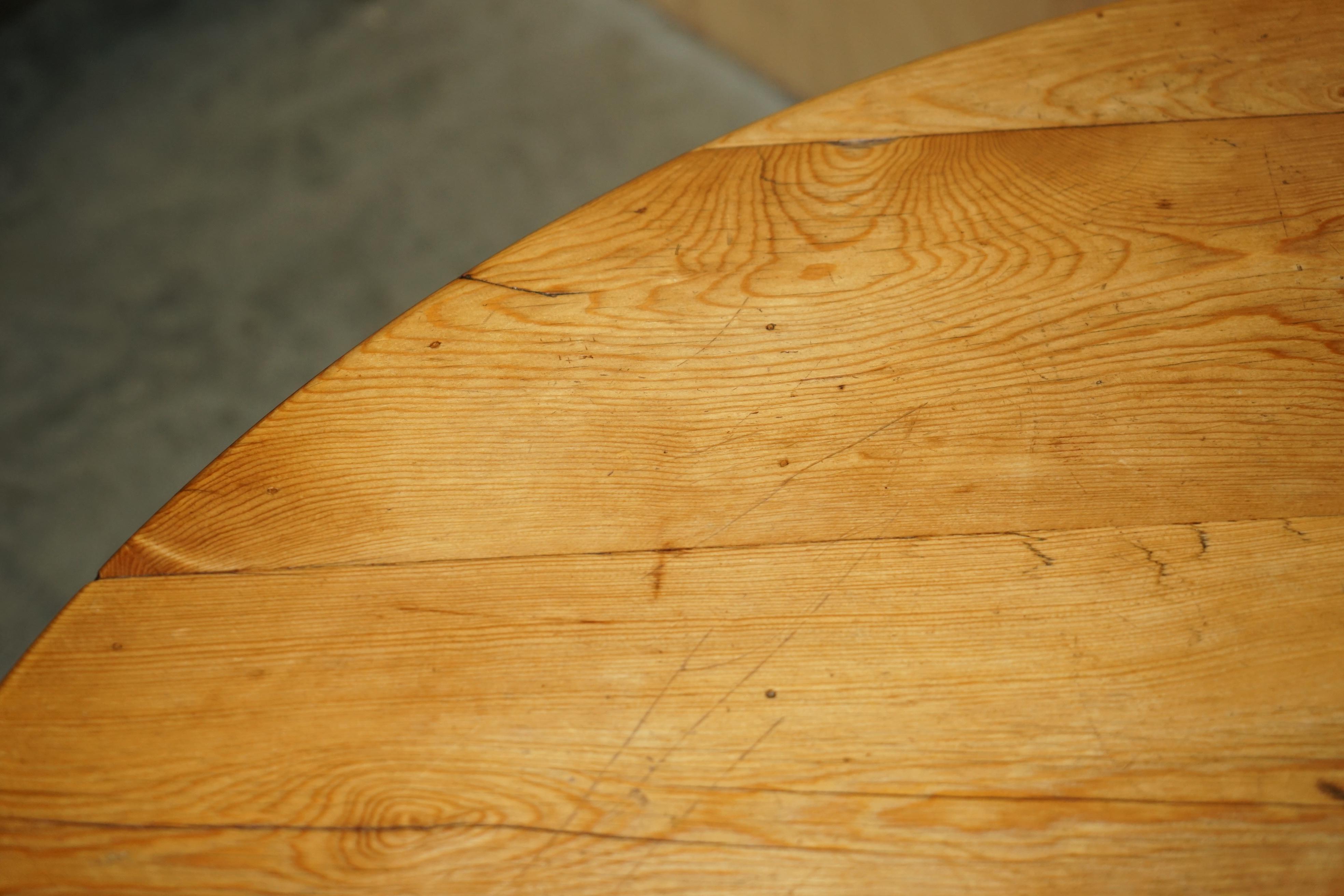 STUNNING ROUND CIRCA 1940's PITCH PINE DINING TABLE WITH THICK PEDESTAL BASE For Sale 6