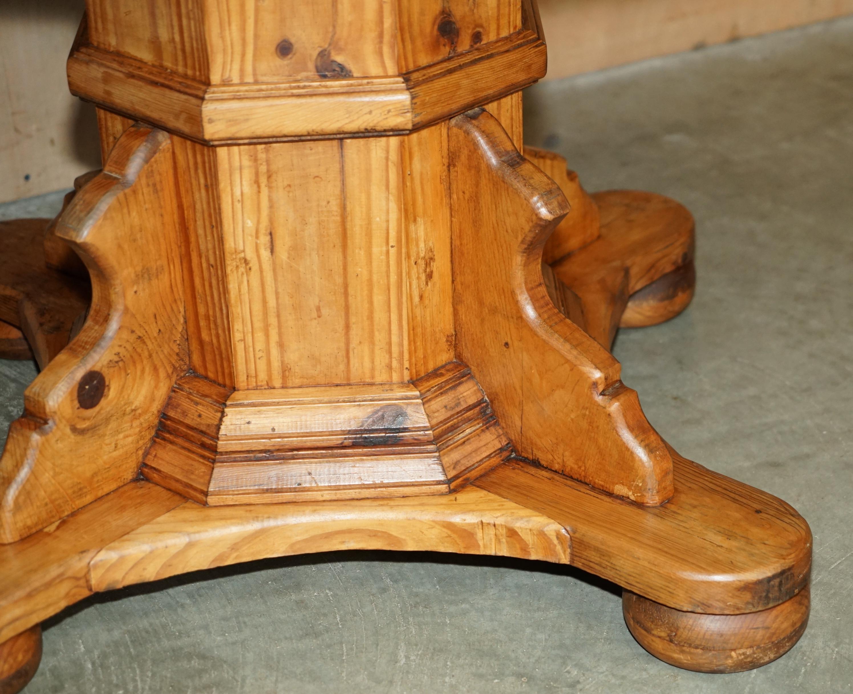 STUNNING ROUND CIRCA 1940's PITCH PINE DINING TABLE WITH THICK PEDESTAL BASE For Sale 9