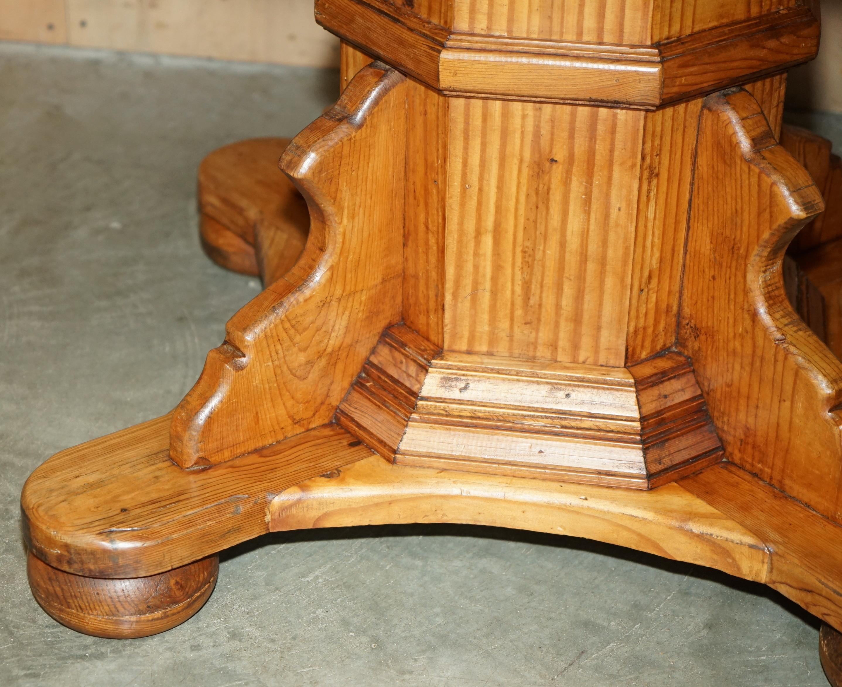 STUNNING ROUND CIRCA 1940's PITCH PINE DINING TABLE WITH THICK PEDESTAL BASE In Good Condition For Sale In West Sussex, Pulborough