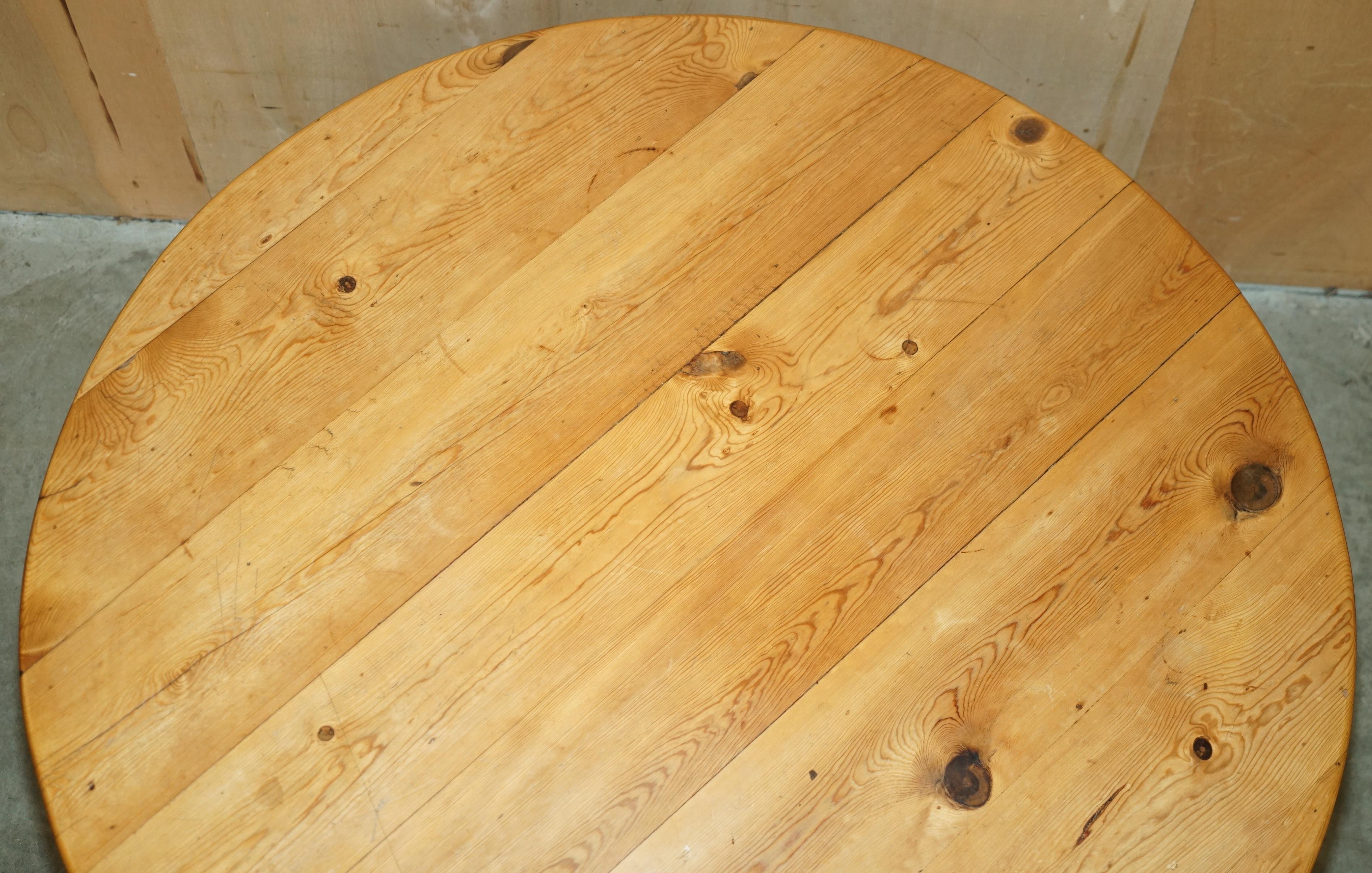 STUNNING ROUND CIRCA 1940's PITCH PINE DINING TABLE WITH THICK PEDESTAL BASE For Sale 1