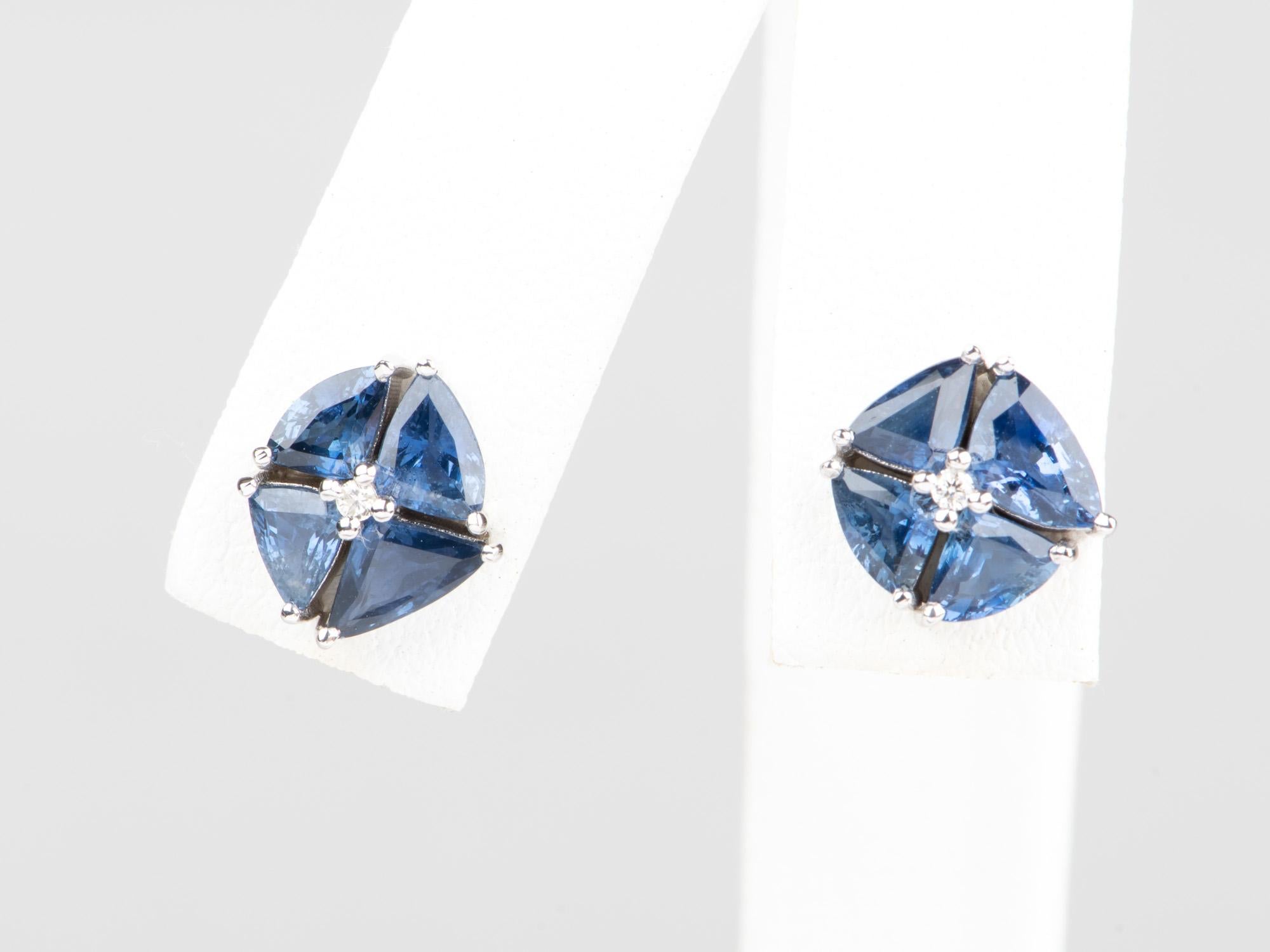 da uomo o donna Splendidi orecchini a grappolo con zaffiro blu reale e diamanti in oro bianco 14k R3080 in vendita