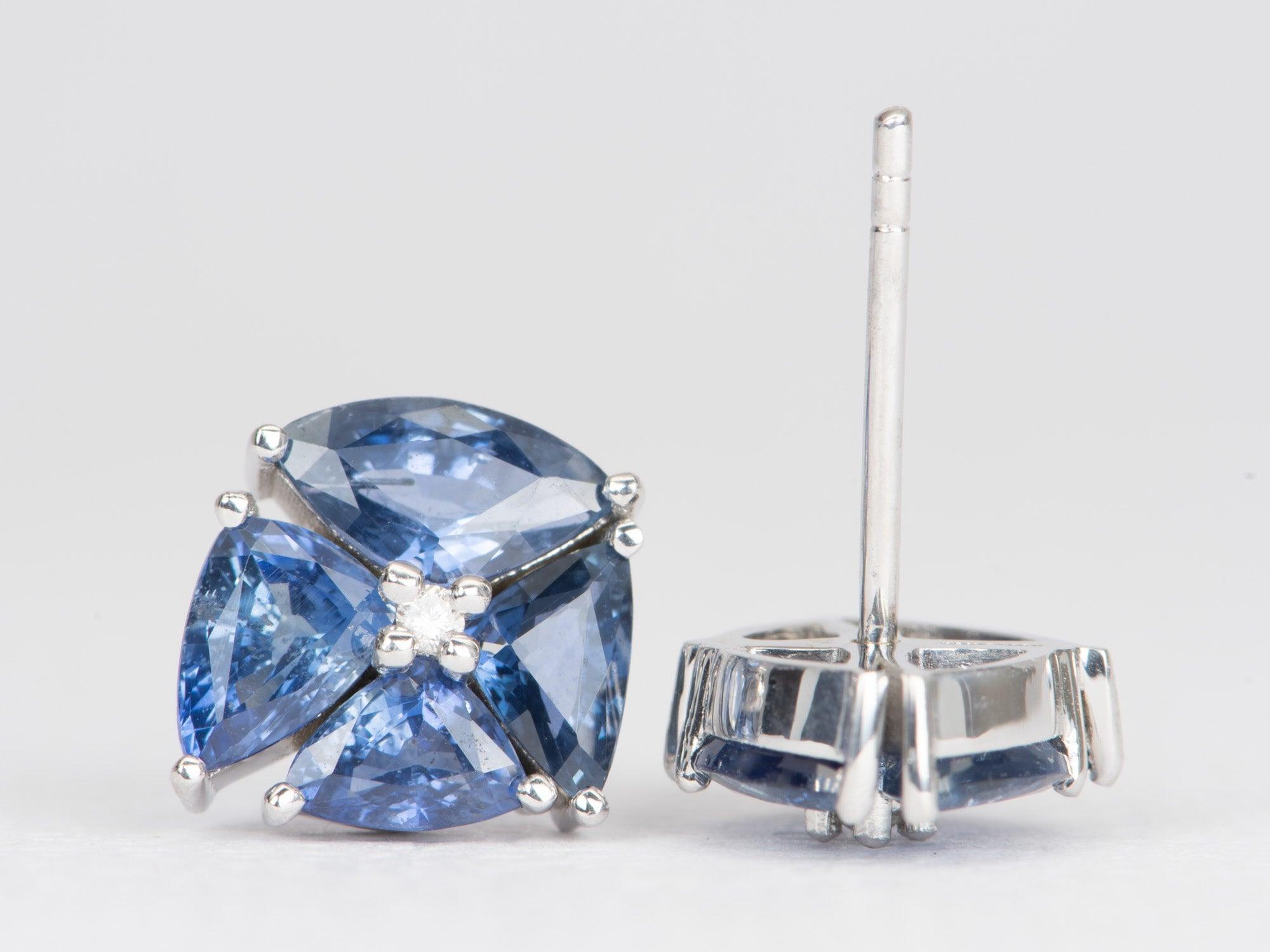 Atemberaubende königsblaue Saphir- und Diamant-Cluster-Ohrringe 14k Weißgold R3080 im Angebot 1