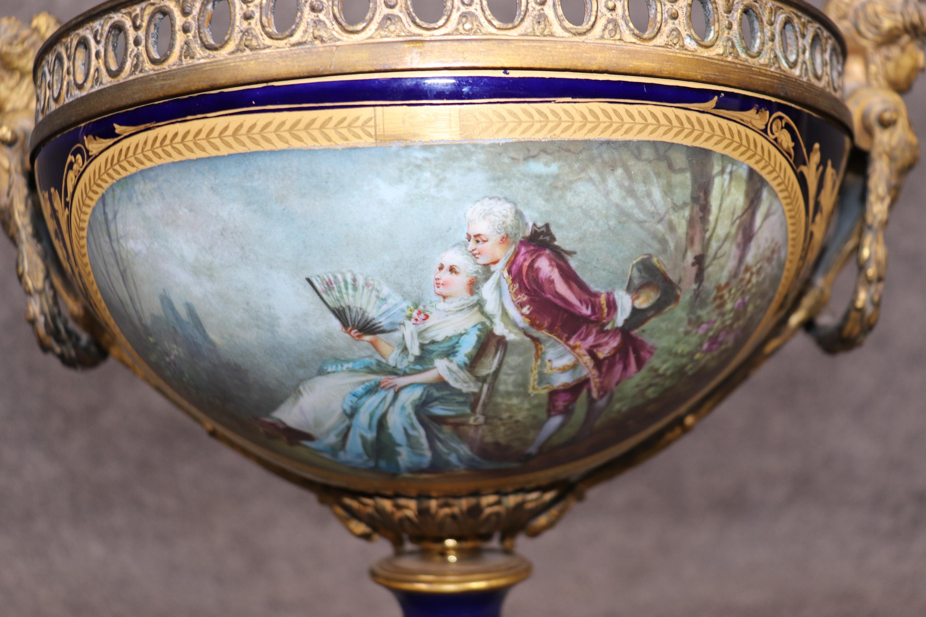 Stupefacente centrotavola figurato in bronzo di Sèvres blu reale con montatura in ormolu in vendita 3