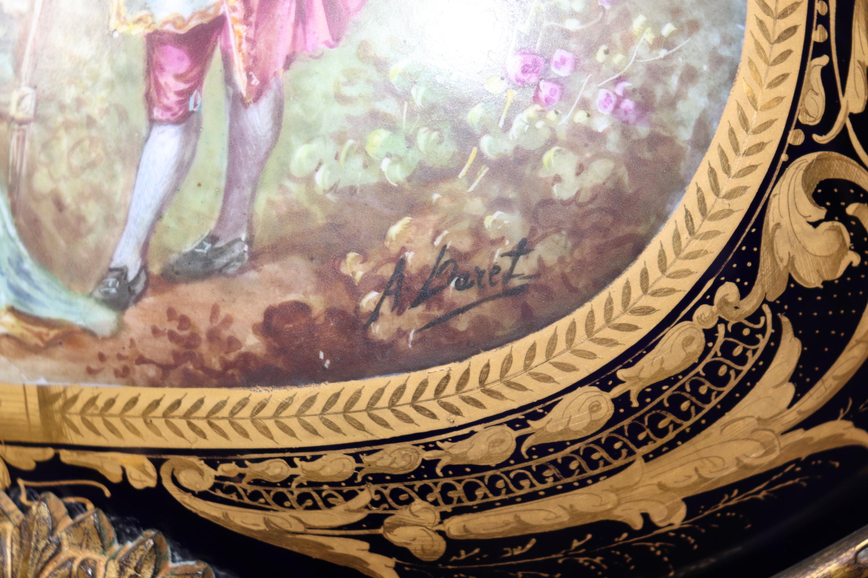 Stupefacente centrotavola figurato in bronzo di Sèvres blu reale con montatura in ormolu in vendita 4