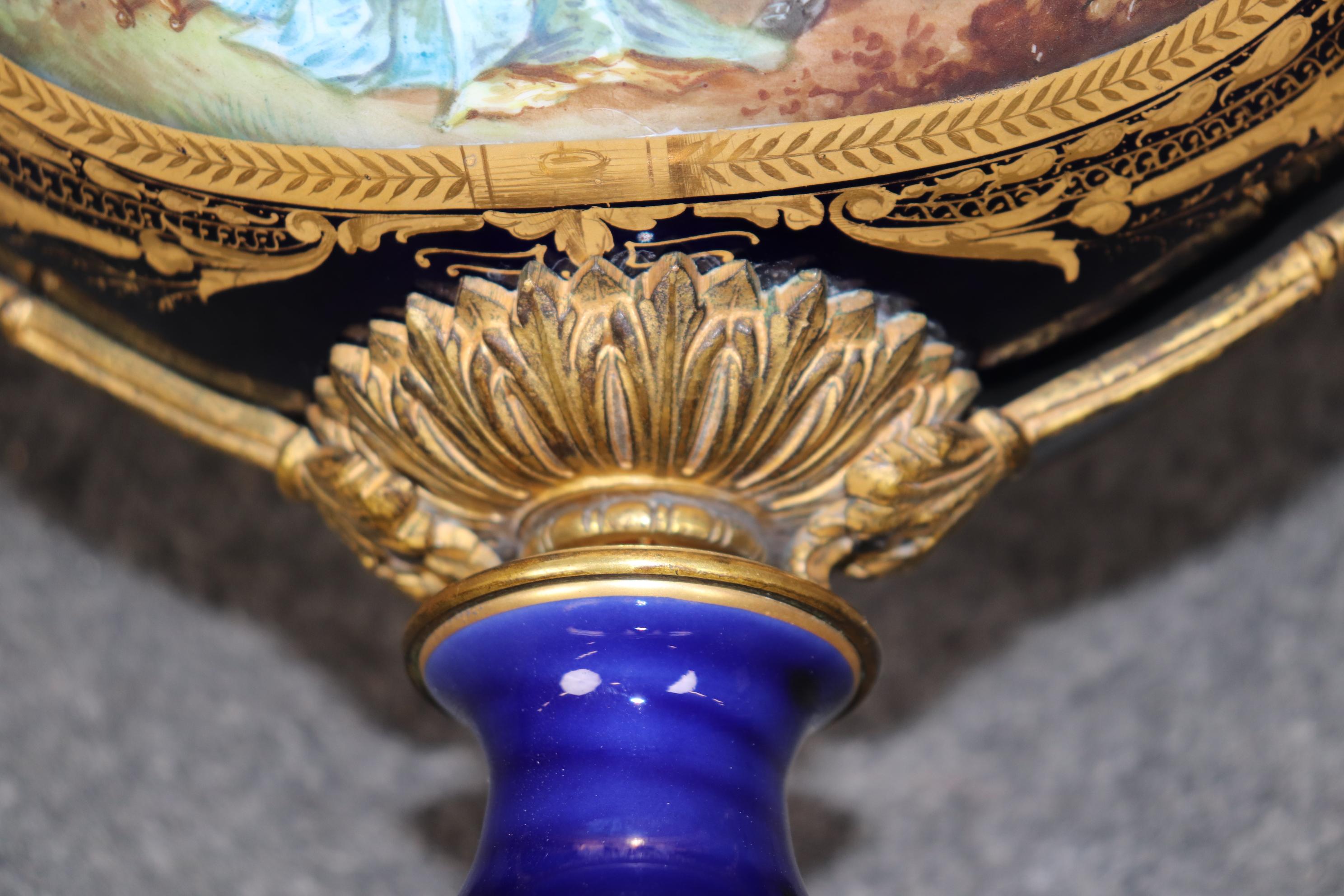 Stupefacente centrotavola figurato in bronzo di Sèvres blu reale con montatura in ormolu in vendita 6