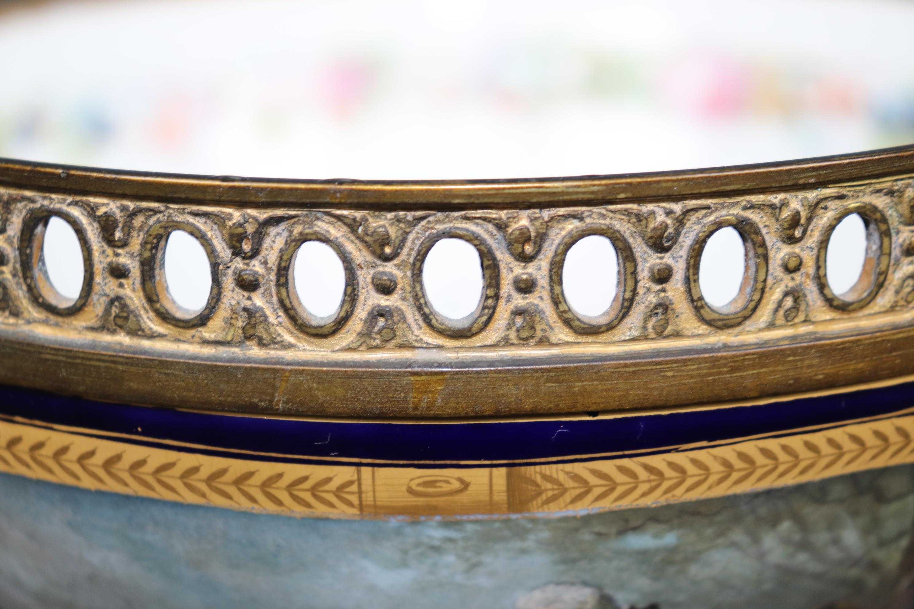 Stupefacente centrotavola figurato in bronzo di Sèvres blu reale con montatura in ormolu in vendita 7