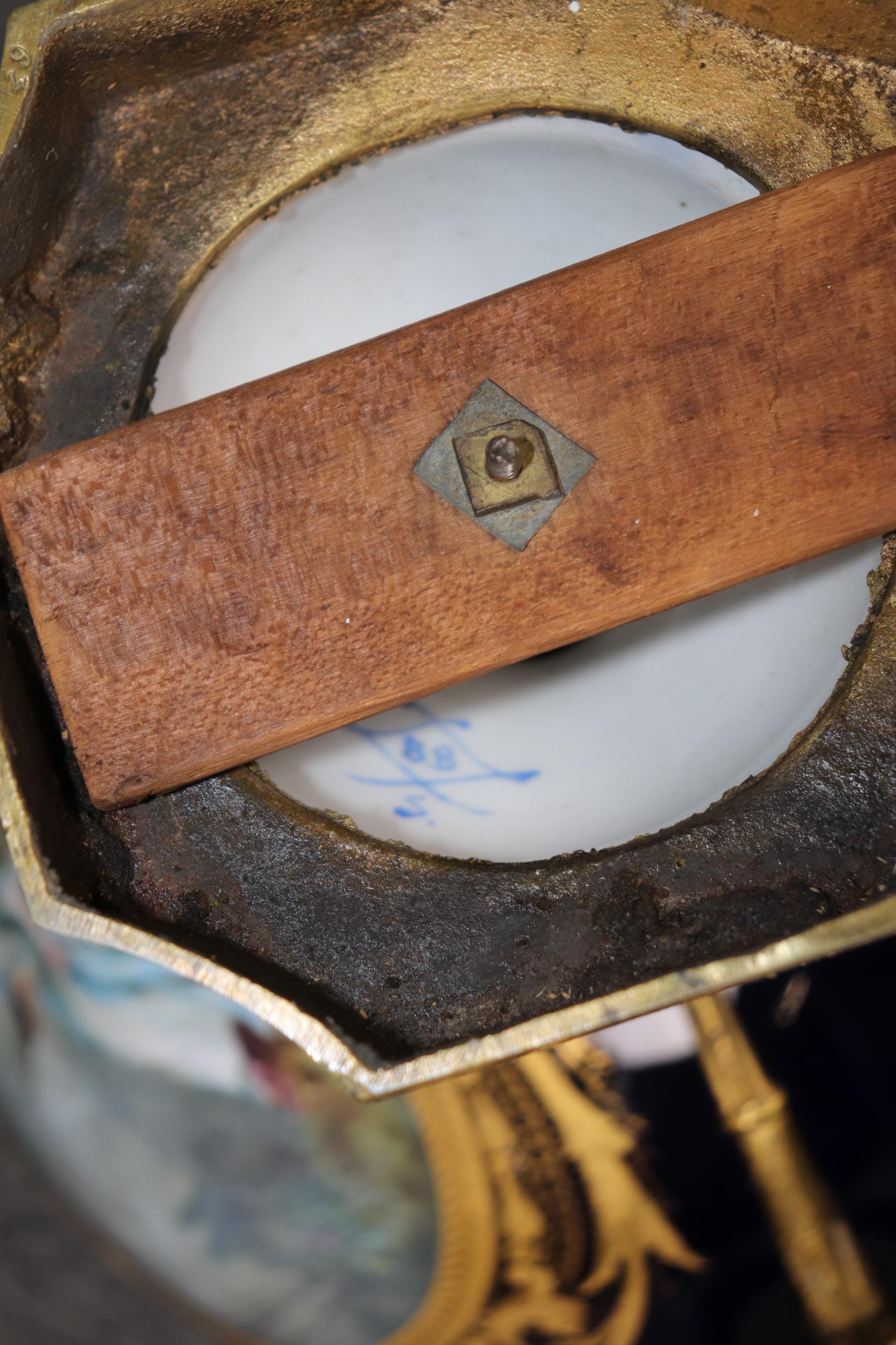 Stupefacente centrotavola figurato in bronzo di Sèvres blu reale con montatura in ormolu in vendita 8
