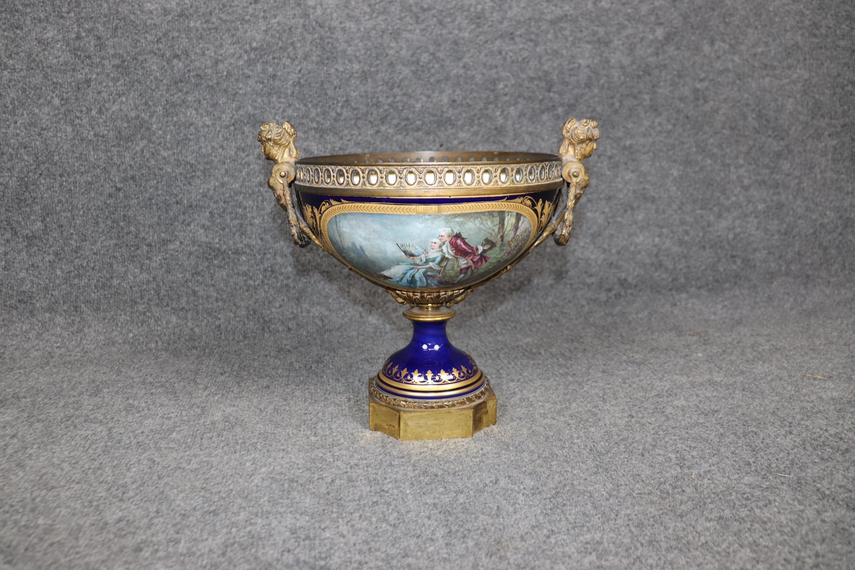 Luigi XV Stupefacente centrotavola figurato in bronzo di Sèvres blu reale con montatura in ormolu in vendita
