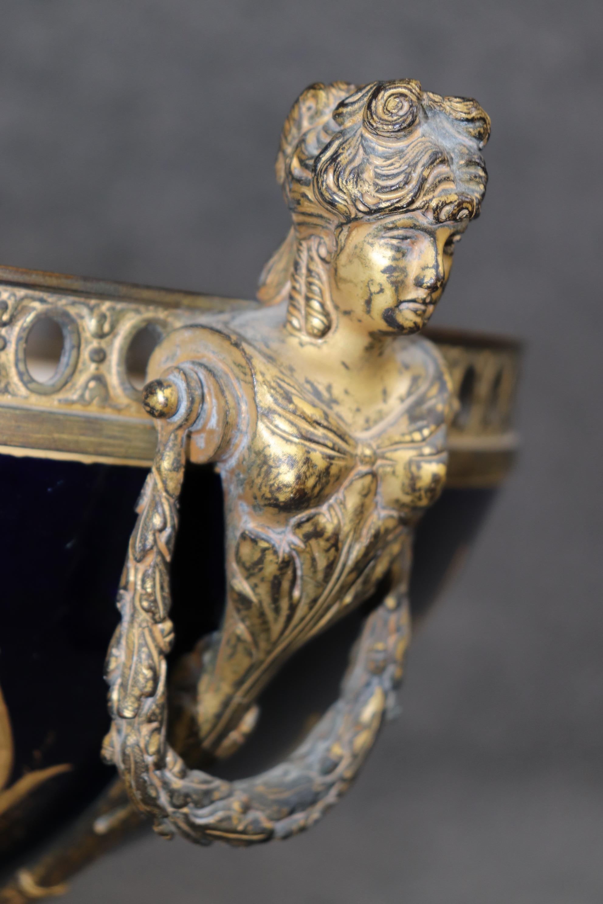 Francese Stupefacente centrotavola figurato in bronzo di Sèvres blu reale con montatura in ormolu in vendita