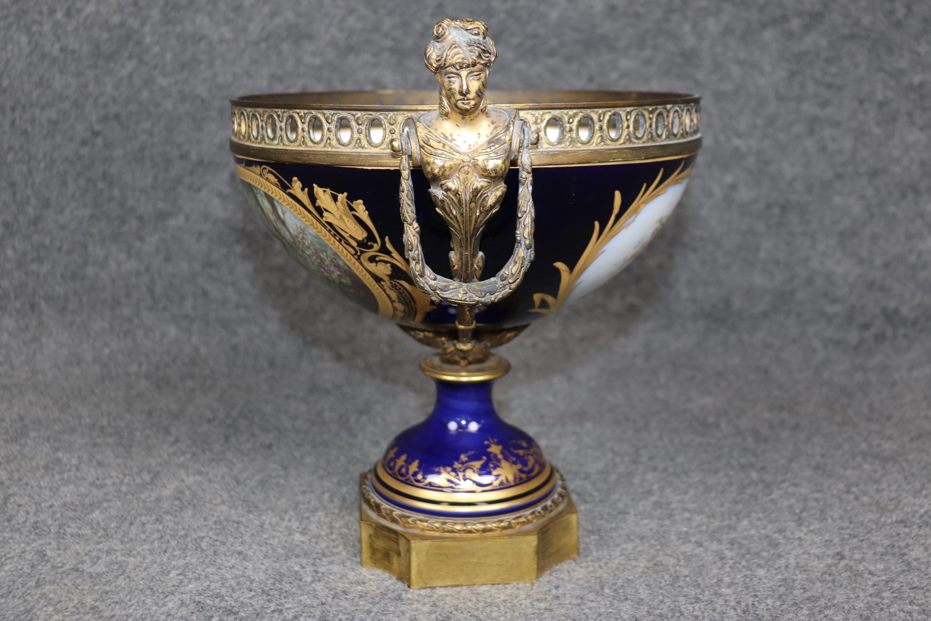 Stupefacente centrotavola figurato in bronzo di Sèvres blu reale con montatura in ormolu In condizioni buone in vendita a Swedesboro, NJ