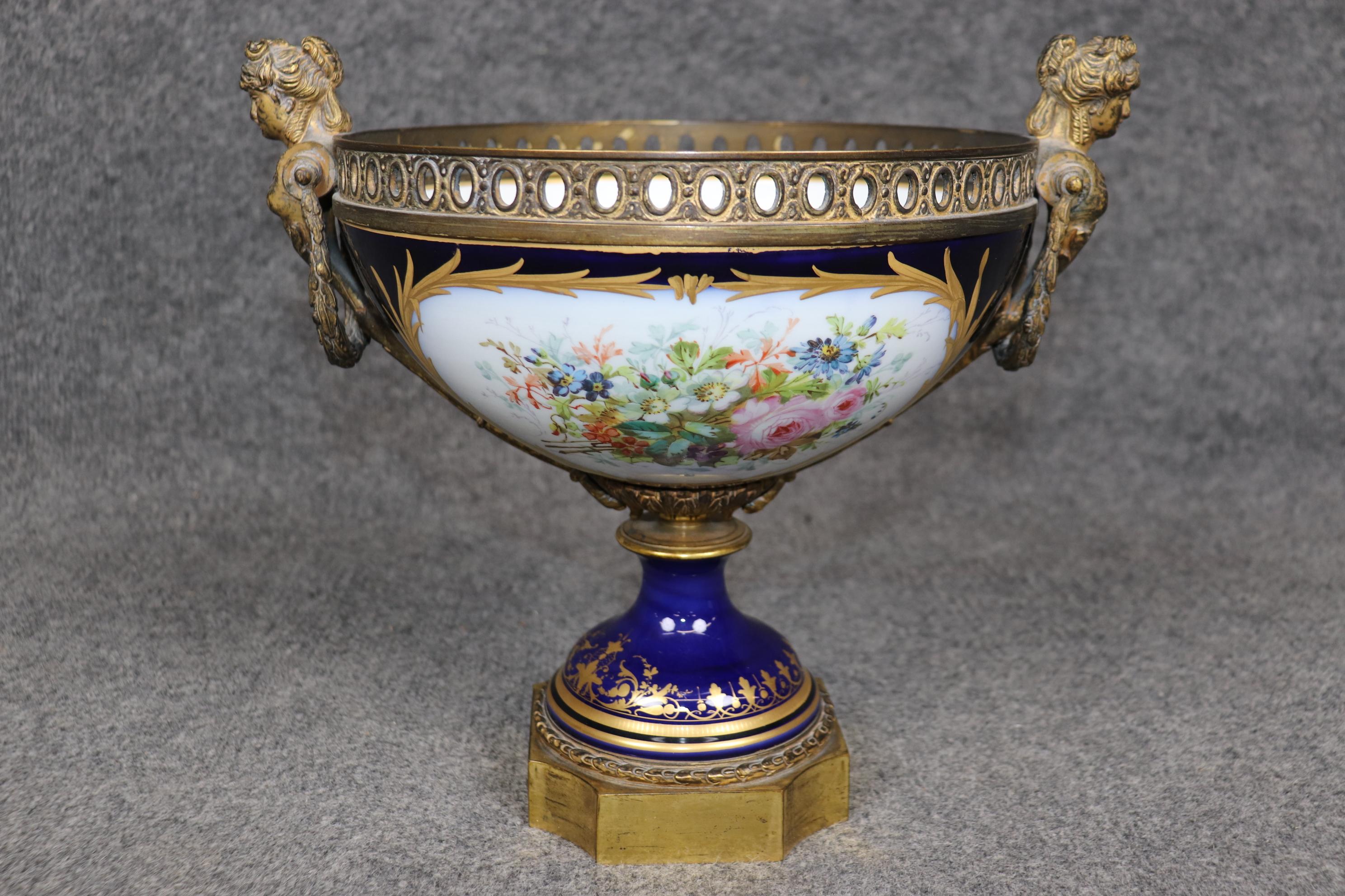 Fine XIX secolo Stupefacente centrotavola figurato in bronzo di Sèvres blu reale con montatura in ormolu in vendita