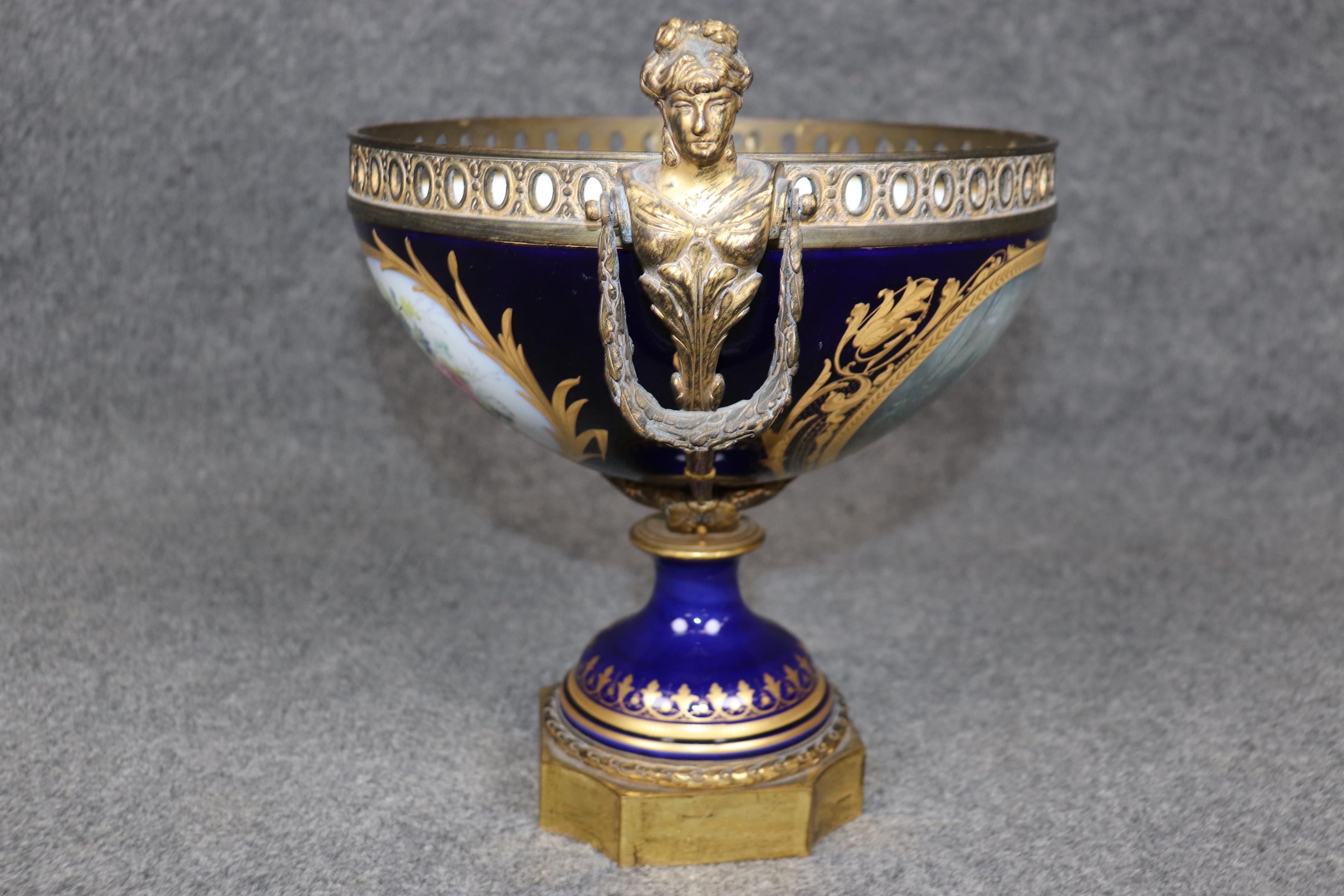 Bronzo Stupefacente centrotavola figurato in bronzo di Sèvres blu reale con montatura in ormolu in vendita