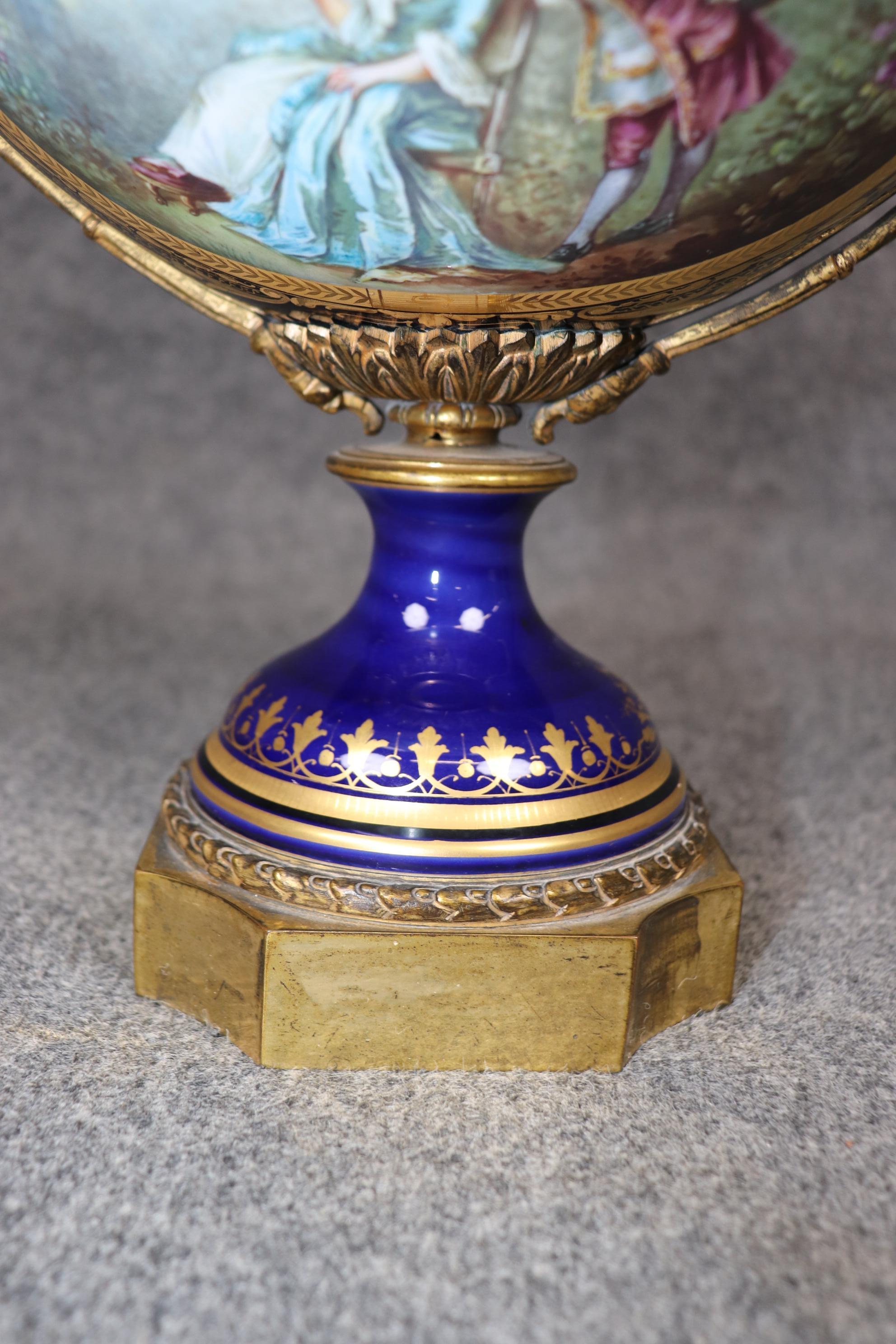 Stupefacente centrotavola figurato in bronzo di Sèvres blu reale con montatura in ormolu in vendita 2