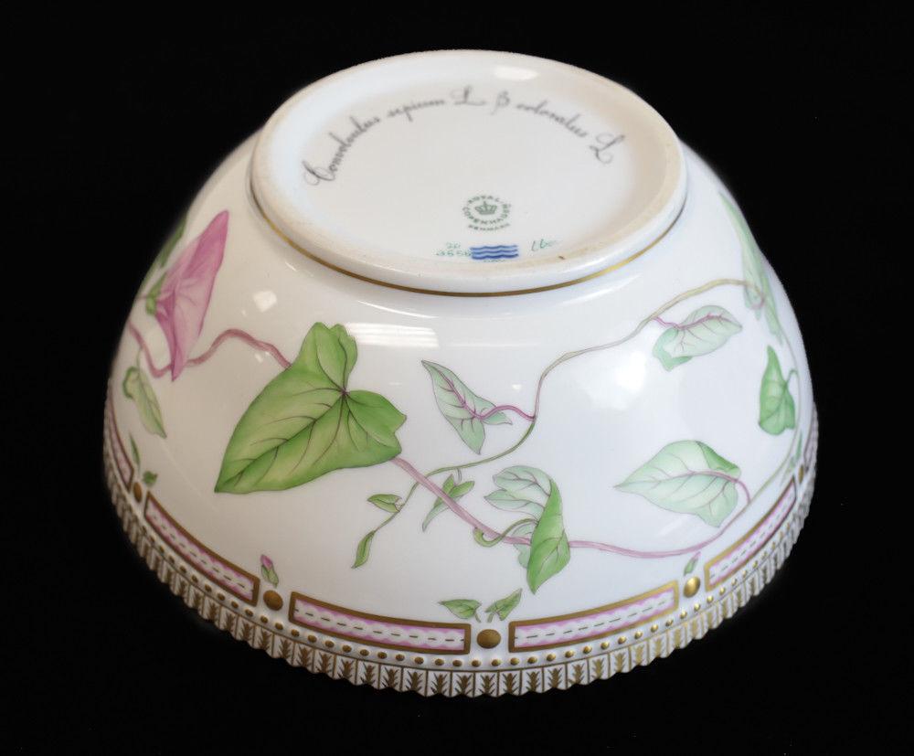 Stunning Royal Copenhagen Porcelain Centrepiece Bowl in Flora Danica 20/3555 In Excellent Condition For Sale In Pasadena, CA