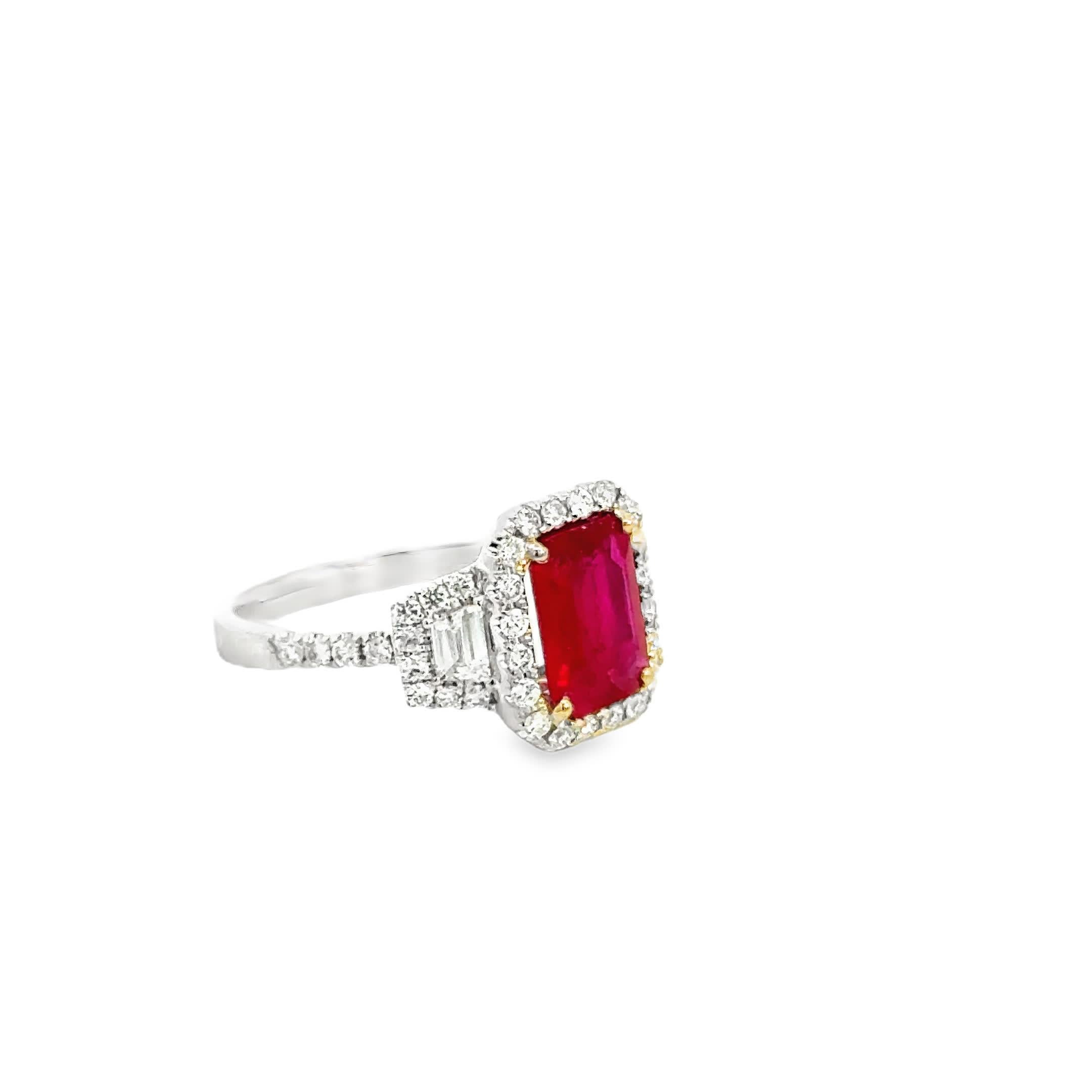 Questo squisito anello presenta un vibrante rubino al centro, circondato da un'aureola di diamanti scintillanti. Il design intricato della fascia aggiunge un tocco di eleganza, rendendolo un pezzo perfetto per ogni occasione. Che tu voglia vestirti