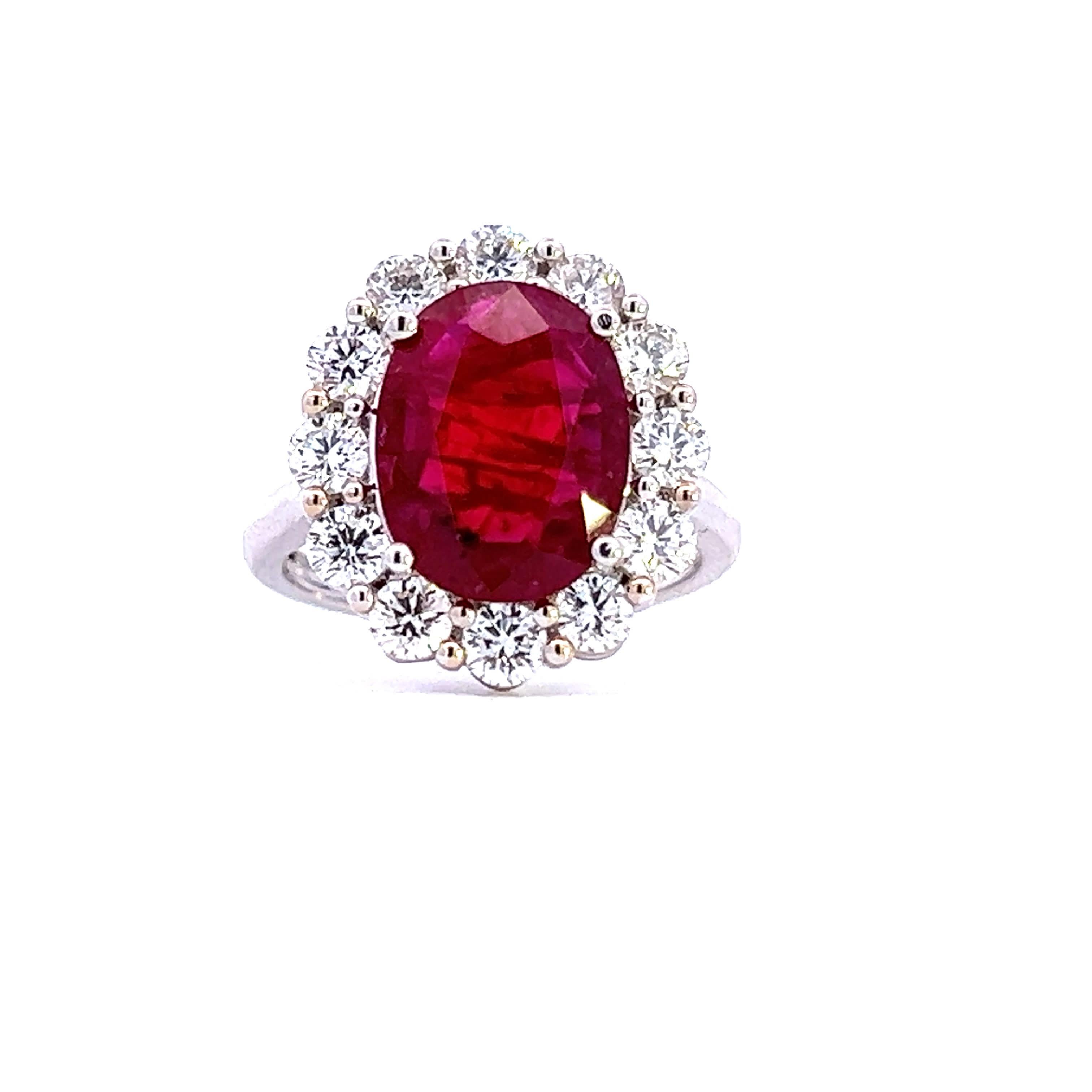 Questo squisito anello presenta un vibrante rubino al centro, circondato da un'aureola di diamanti scintillanti. Il contrasto tra il rosso intenso del rubino e la brillantezza dei diamanti crea un fascino visivo straordinario. Perfetto per le
