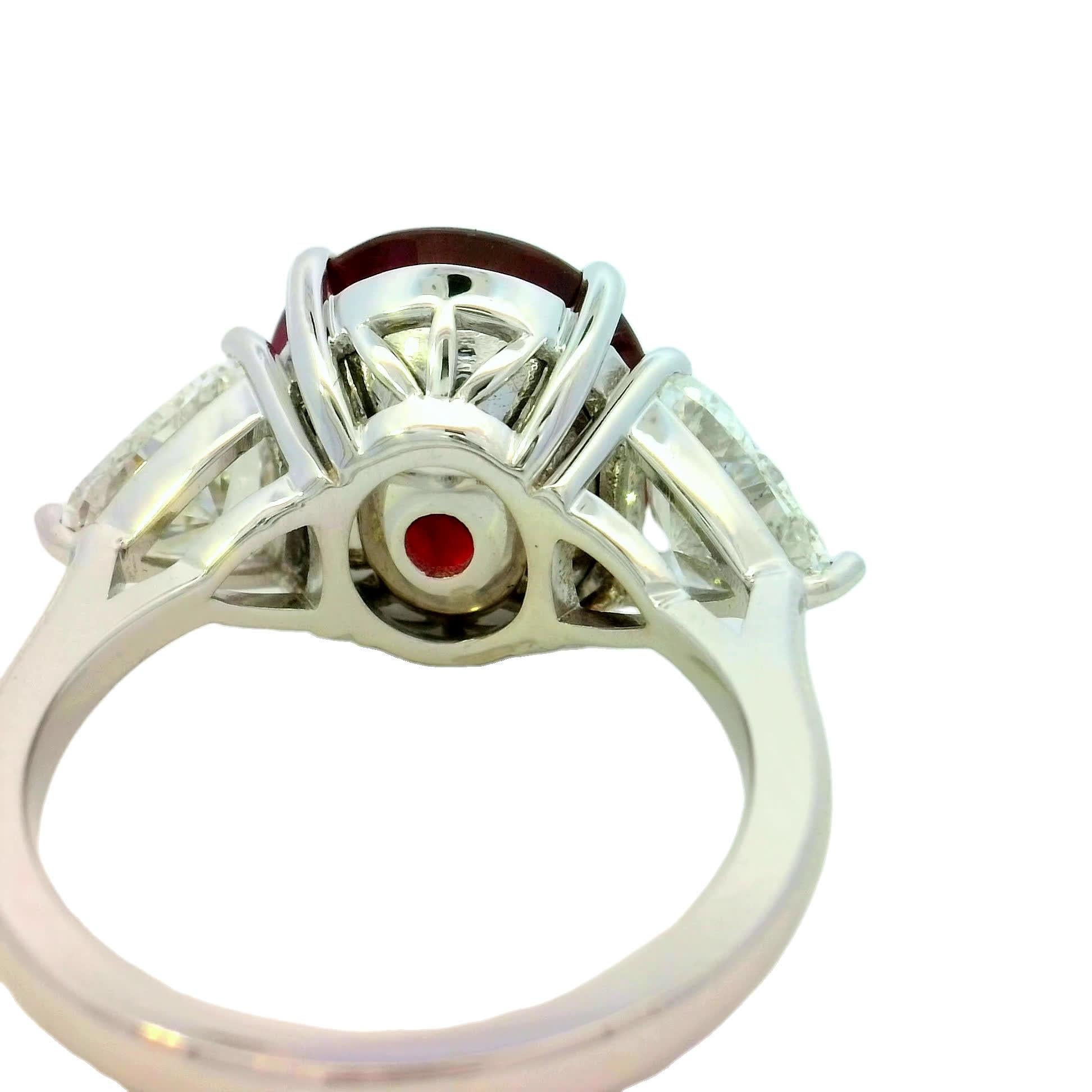 Stunning Ruby and Diamond Ring In New Condition For Sale In Great Neck Plaza, NY
