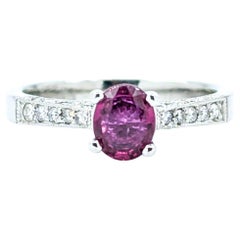 Splendido anello con rubino e diamanti in platino 950