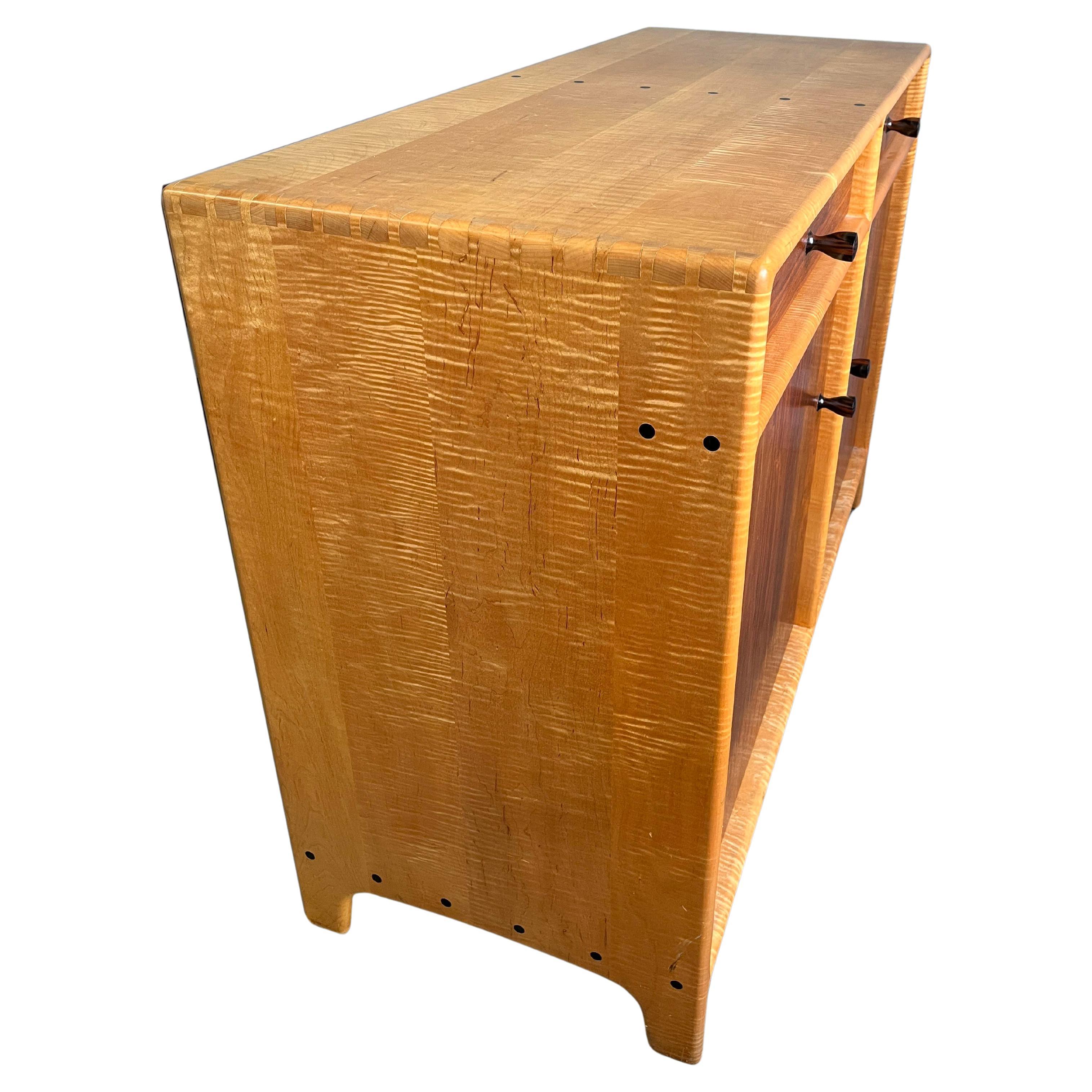 Impresionante Credenza de nogal y arce con respaldo de violín Sam Maloof en venta 5