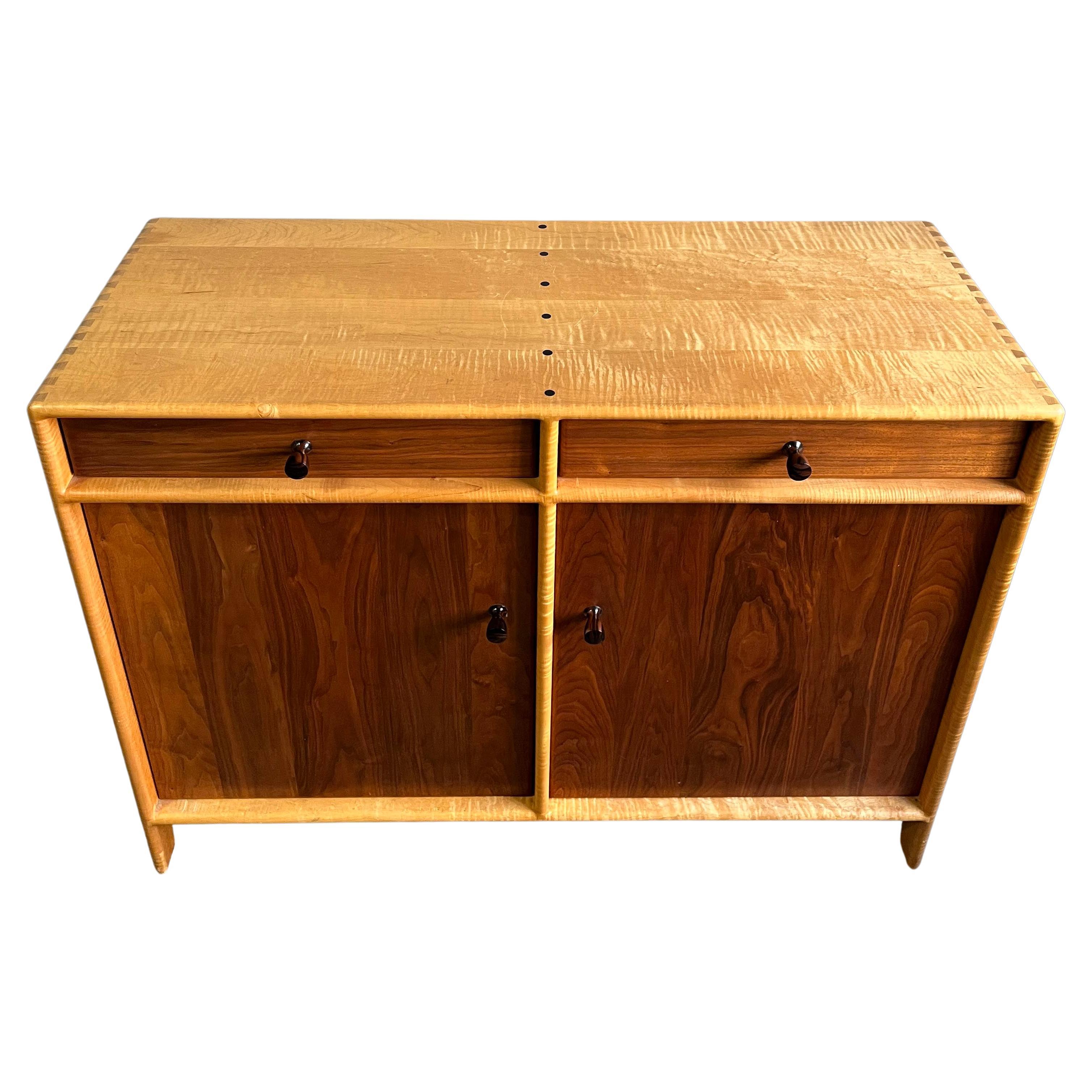 Impresionante Credenza de nogal y arce con respaldo de violín Sam Maloof finales del siglo XX en venta