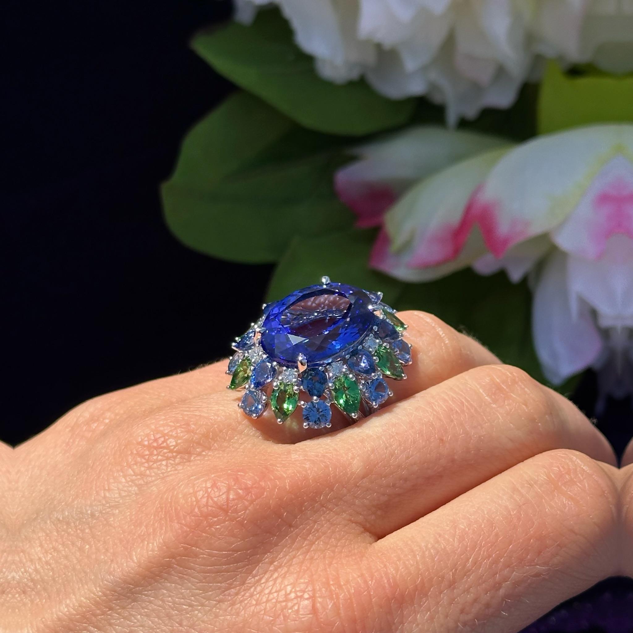 Stunning Sapphire Tanzanite Diamond 18K White Gold Ring For Her In New Condition For Sale In Montreux, CH