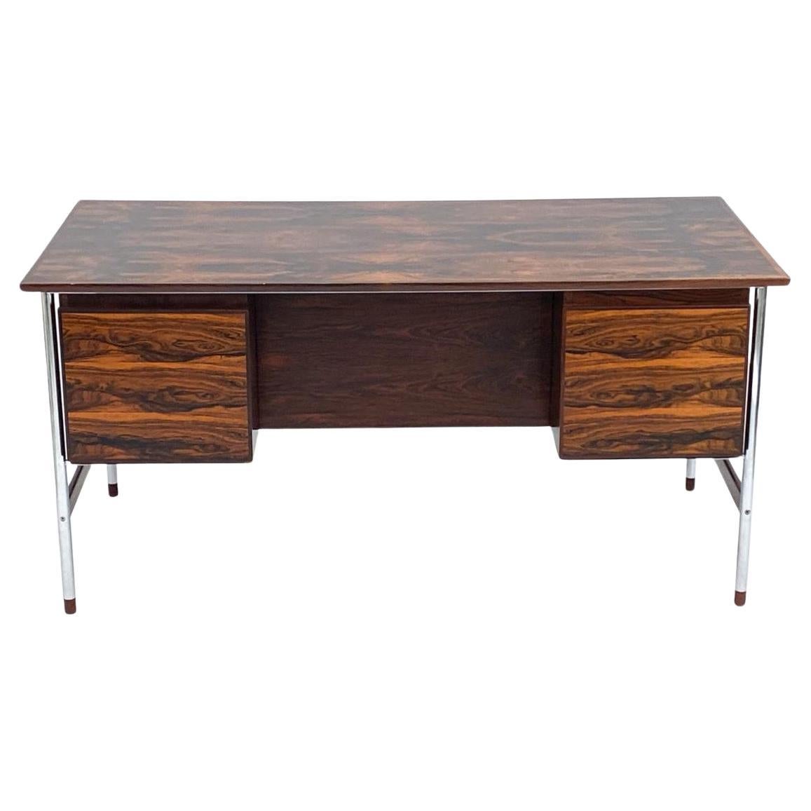 Splendida e rara scrivania moderna scandinava in palissandro cromato a 4 cassetti. Scrivania progettata da Sven Ivar Dysthe per Dokka in Norvegia. La scrivania in palissandro esotico con bellissime venature ha gambe in tubo d'acciaio cromato - 3